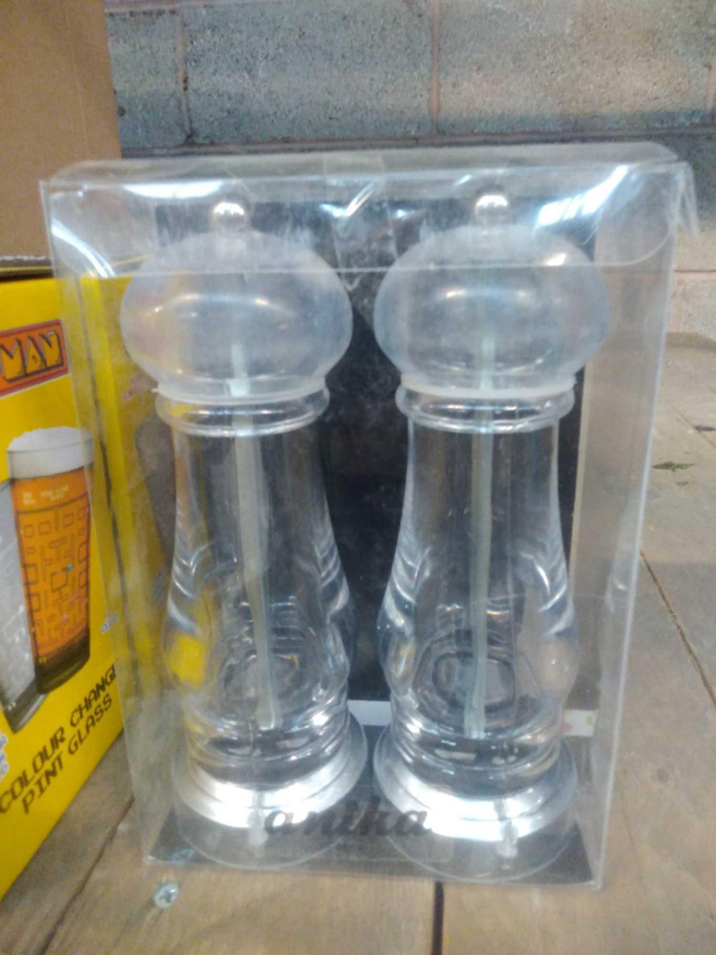 1 LOT TO CONTAIN 1 X SET OF ANIKA SALT AND PEPPER GRINDERS BOXED.