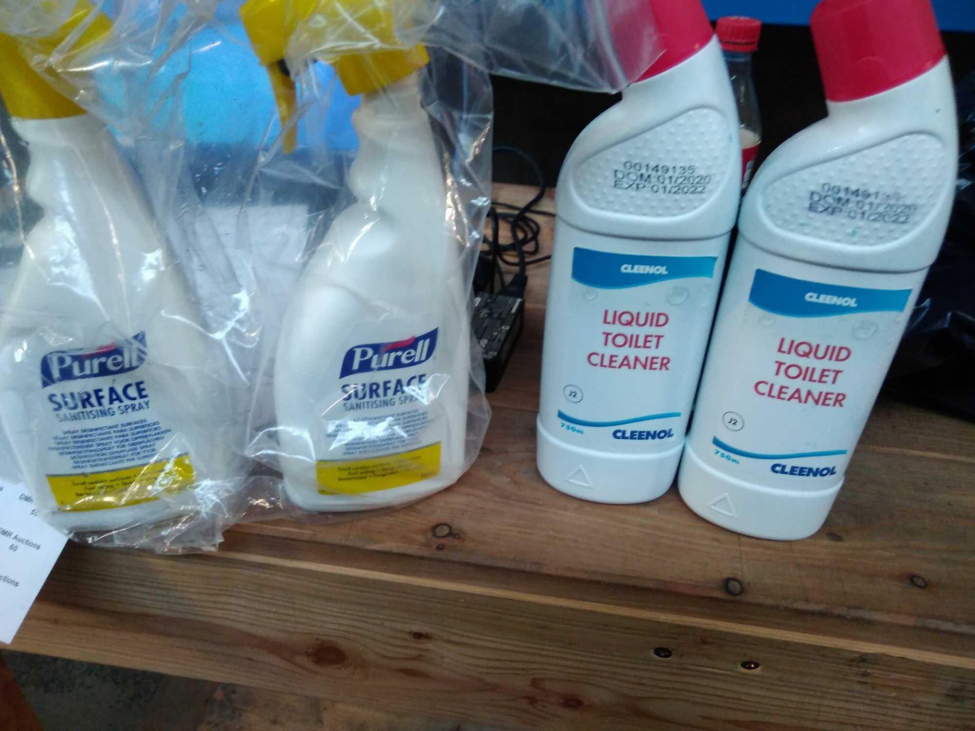 1 LOT TO CONTAIN 2 X PURELL SURFACE SANITISER SPRAY AND 2 CLEENOL LIQUID TOILET CLEANER. 750ML