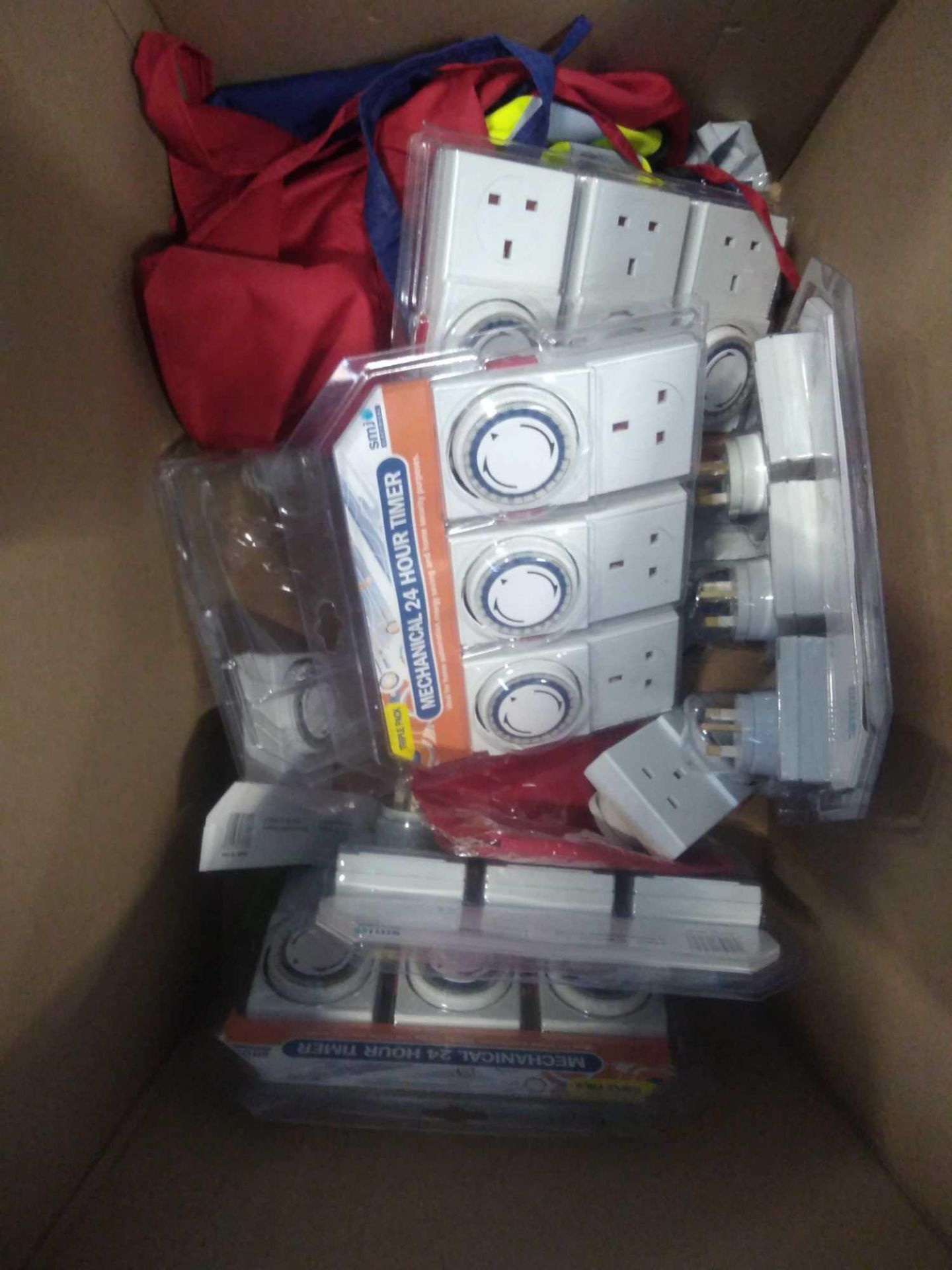 1 LOT TO CONTAIN APPROX 16 24 HOIR TIMER SOCKETS FOR HOUSEHOLD APPLIANCES AND OTHER ITEMS