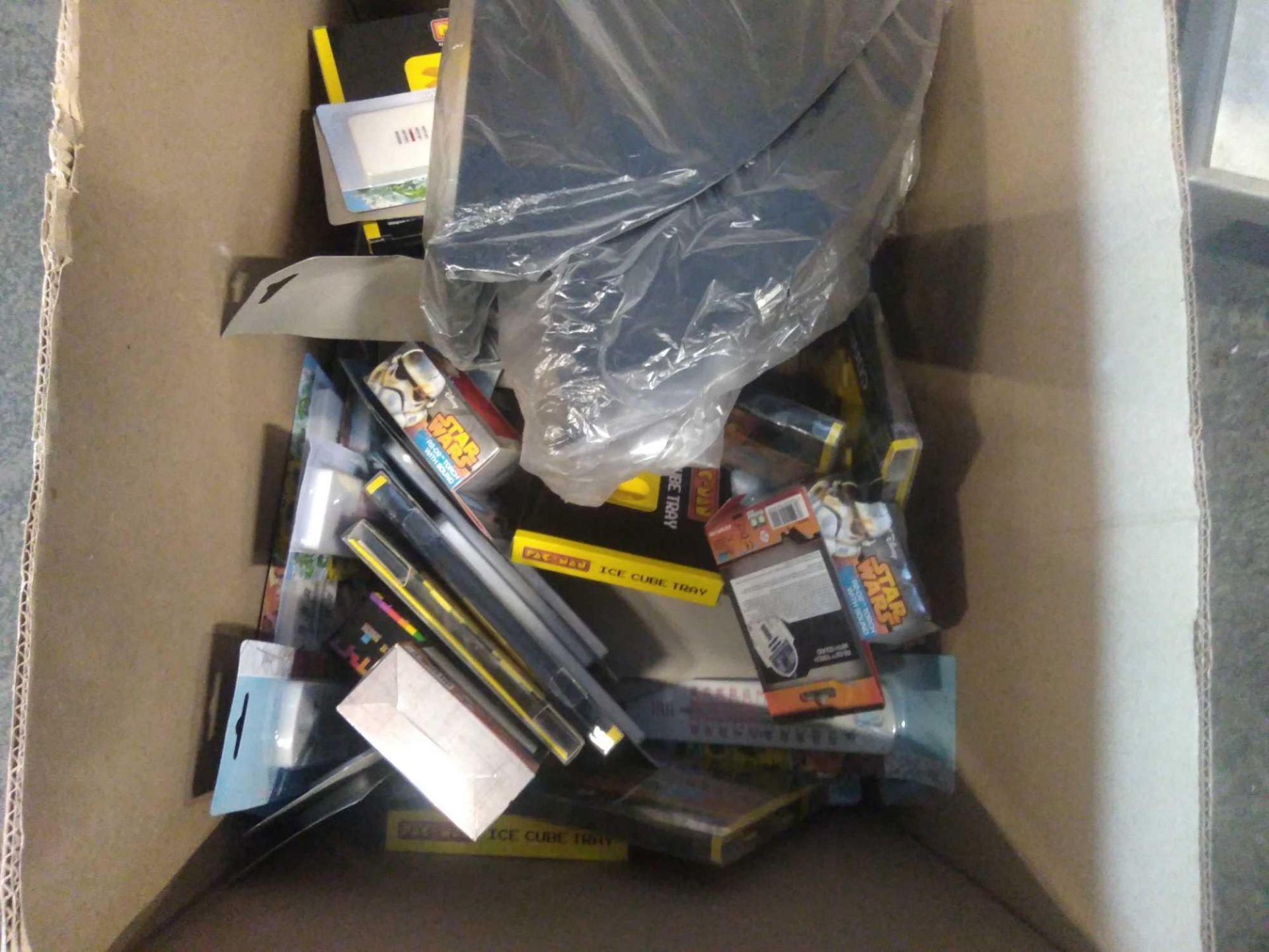 1 LOT TO CONTAIN BOX OF ASSORTED ITEMS TO INCLUDE PAC MAN COASTERS, STAR WARS KEYRINGS, TETRIS ICE - Image 2 of 2