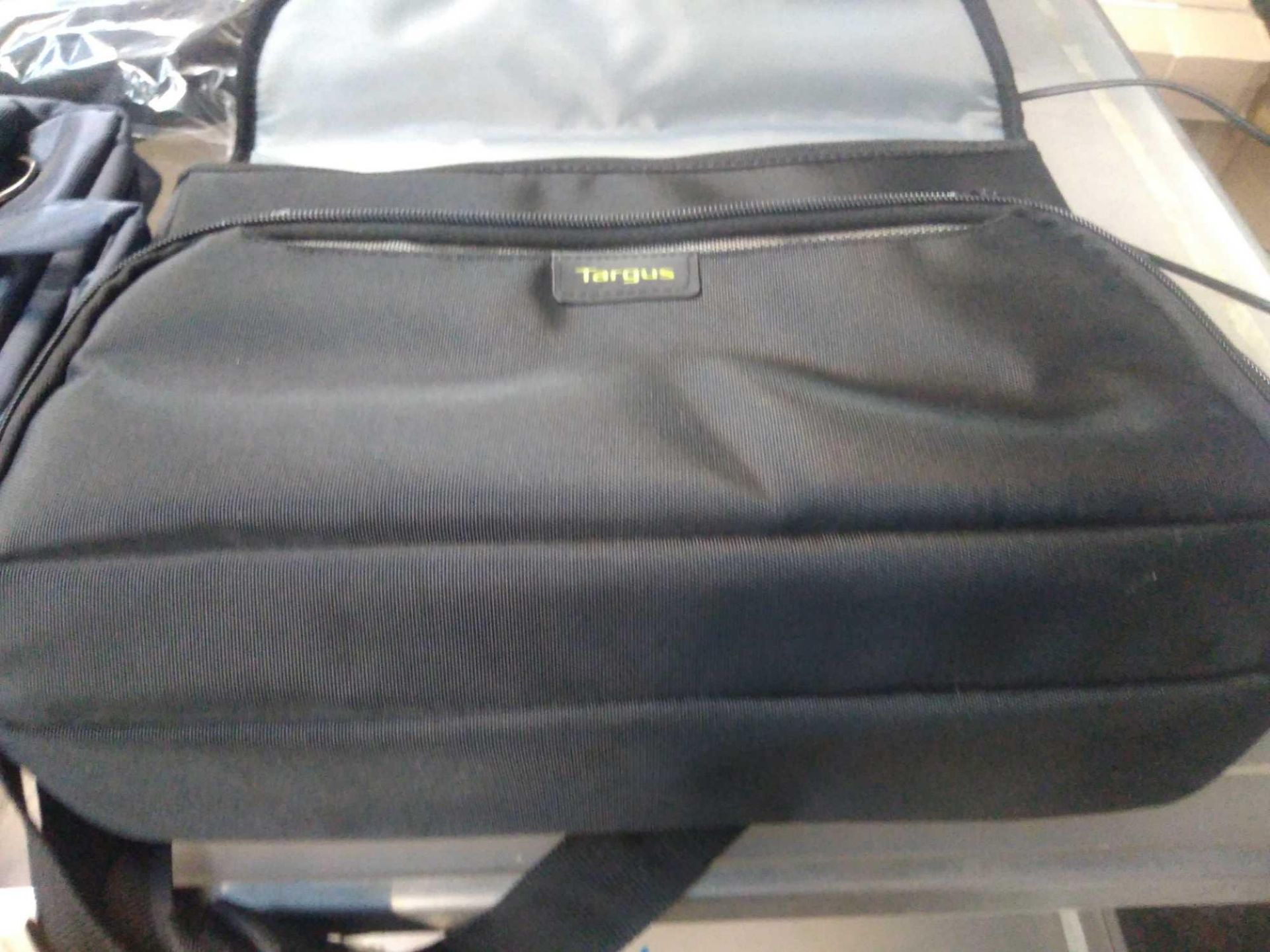 1 LOT TO CONTAIN 6 X TARGUS HP LAPTOP BAGS. BAGGED