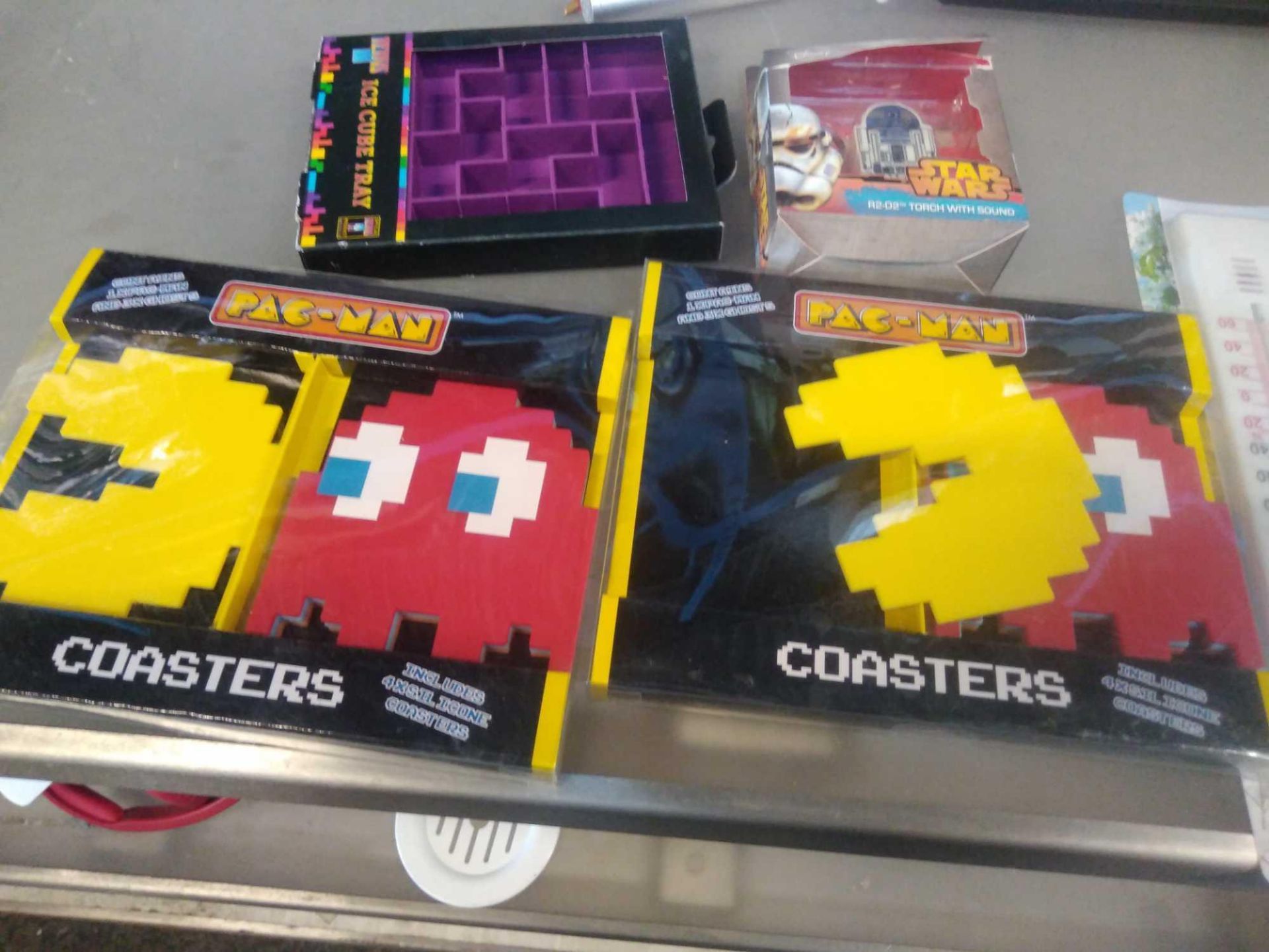 1 LOT TO CONTAIN BOX OF ASSORTED ITEMS TO INCLUDE PAC MAN COASTERS, STAR WARS KEYRINGS, TETRIS ICE