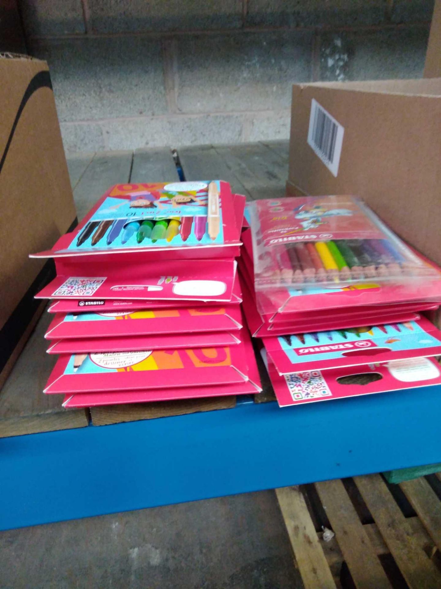1 LOT TO CONTAIN 16 X PACKS OF COLOURED FELT TIP PENS AND 1 X PACK OF PENCIL CRAYONS