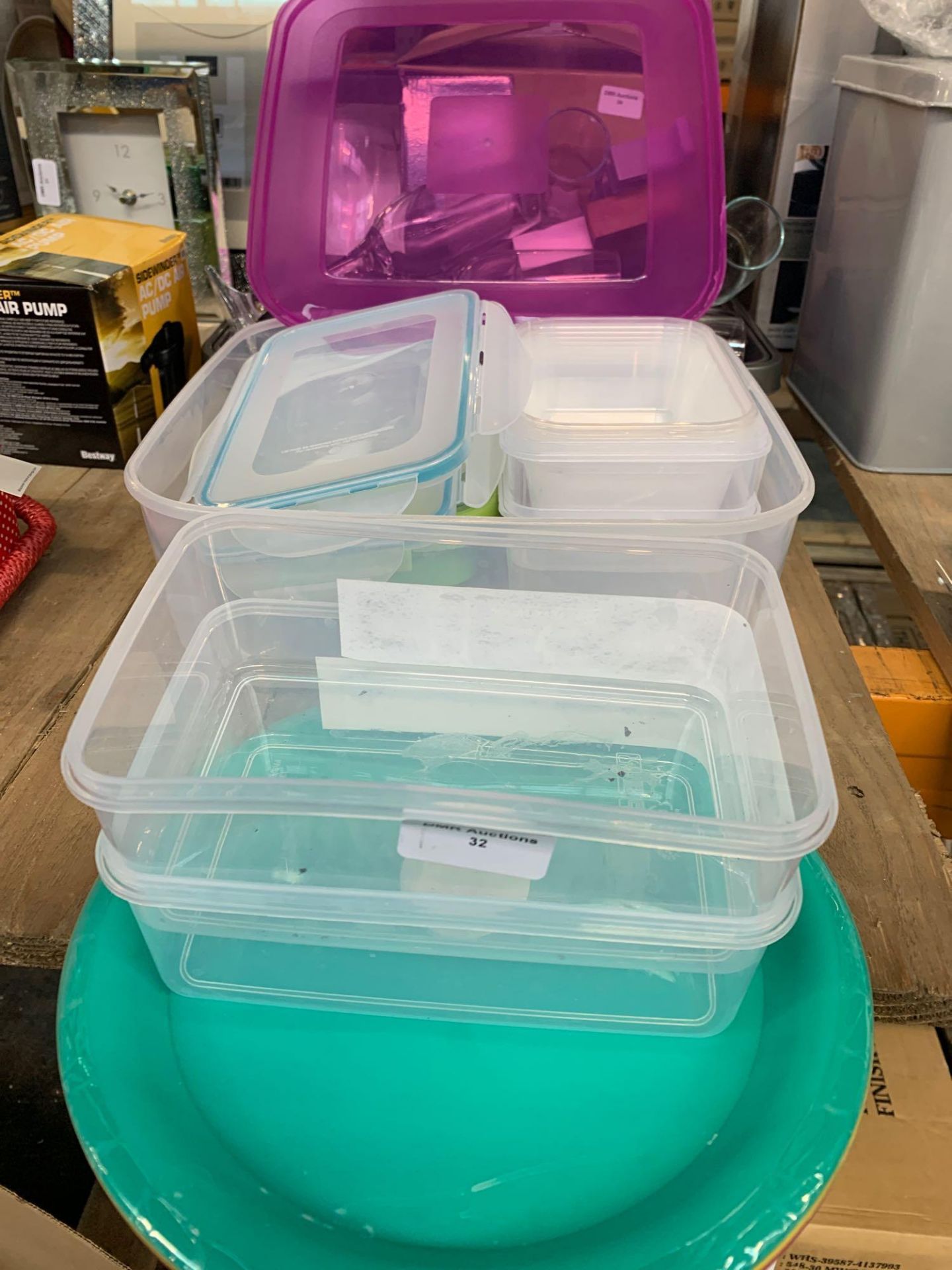 1 LOT TO CONTAIN A MIX OF TUPPERWARE