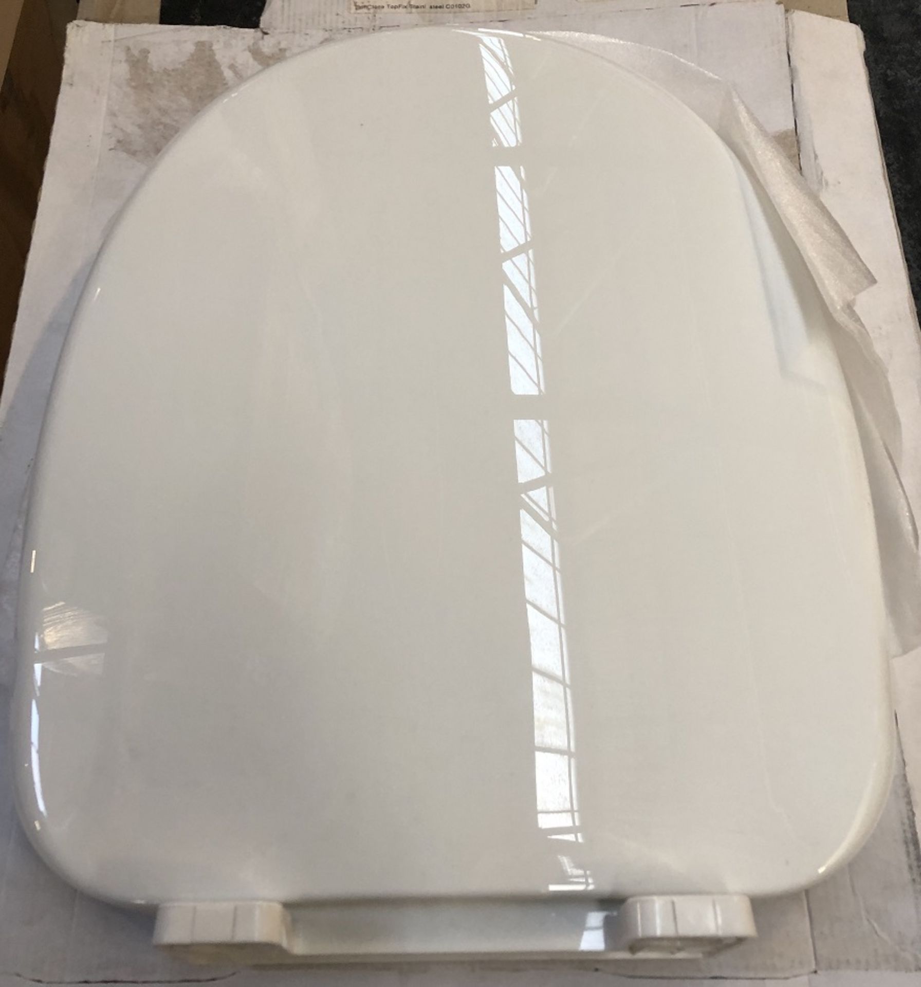 1 X DENVER SOFT CLOSE TOILET SEAT / RRP £39.99