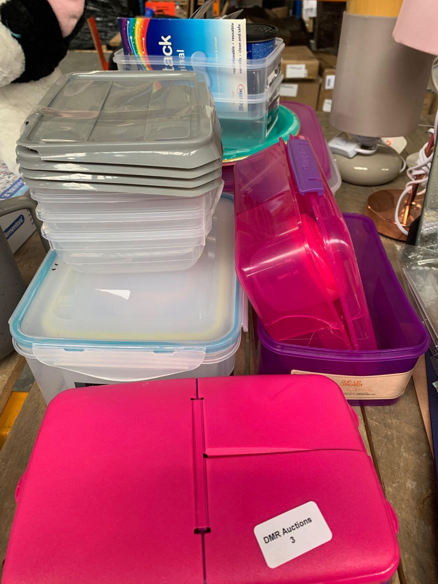 1 LOT TO CONTAIN A MIX OF TUPPERWARE