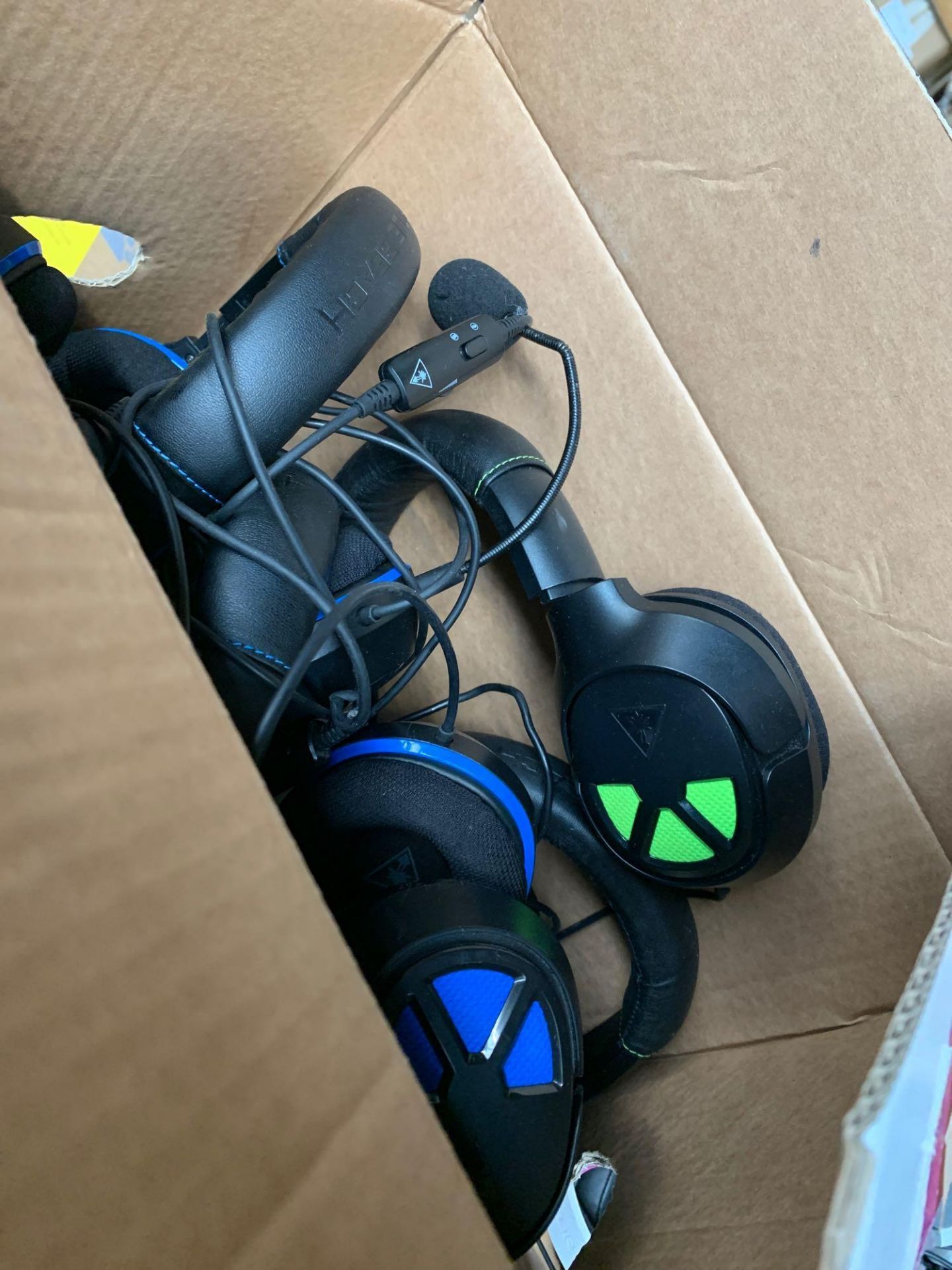 1 LOT TO CONTAIN 1 BOX OF UNTESTED GAMING HEAD SETS / TURTLE BEACH