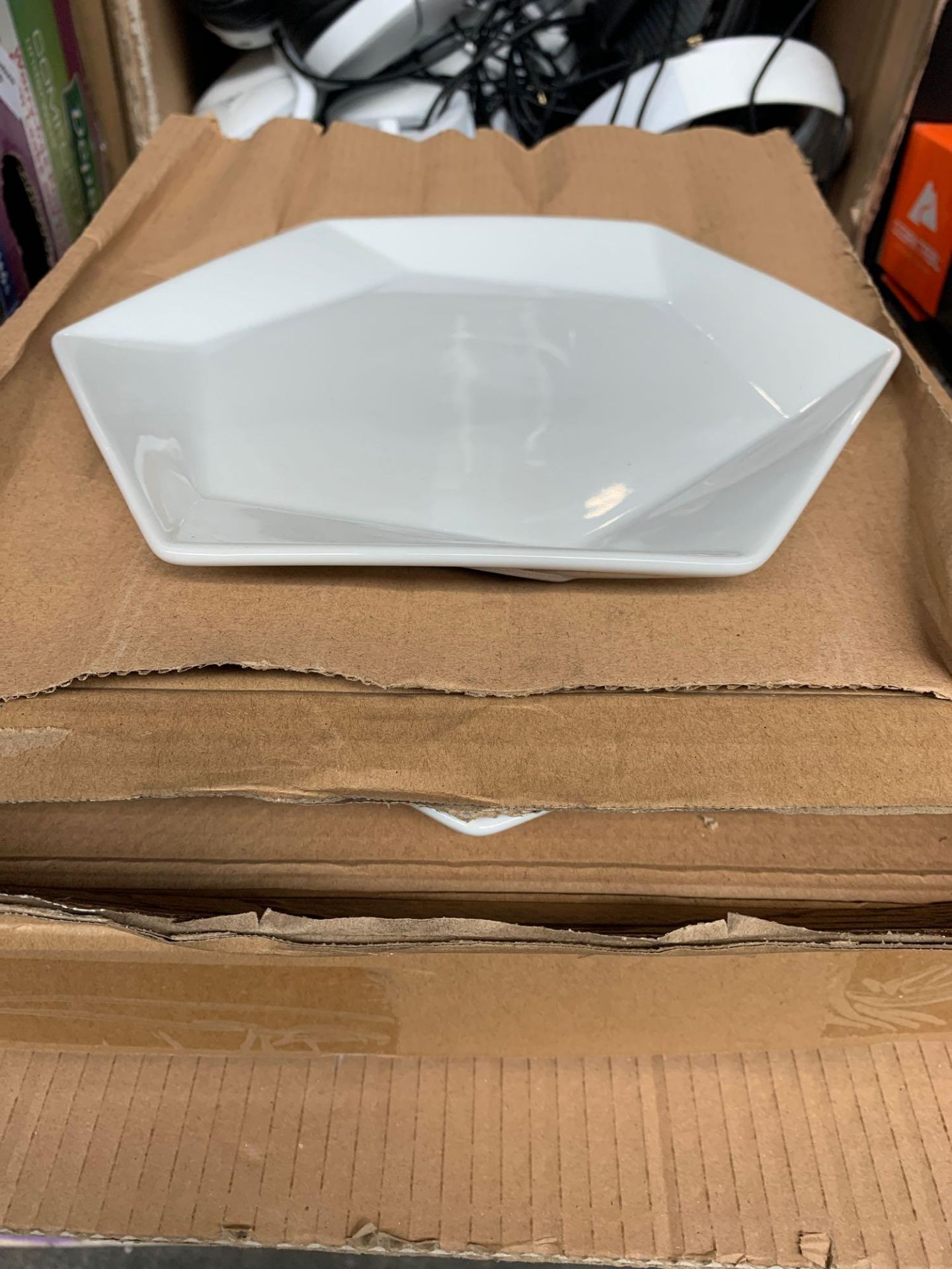 1 LOT TO CONTAIN 2 BOXES OF DINNER PLATES