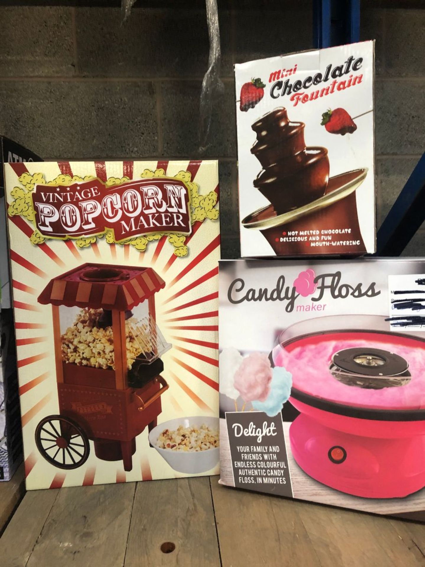 3 X FOOD MAKING ITEMS INCLUDING VINTAGE POPCORN MAKER, MINI CHOCOLATE FOUNTAIN AND CANDY FLOSS