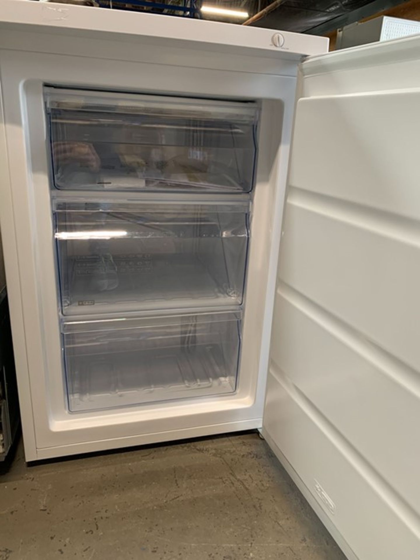 BOSCH SERIE 2 GTV15NW3AG UNDER COUNTER FREESTANDING FREEZER - Image 2 of 3