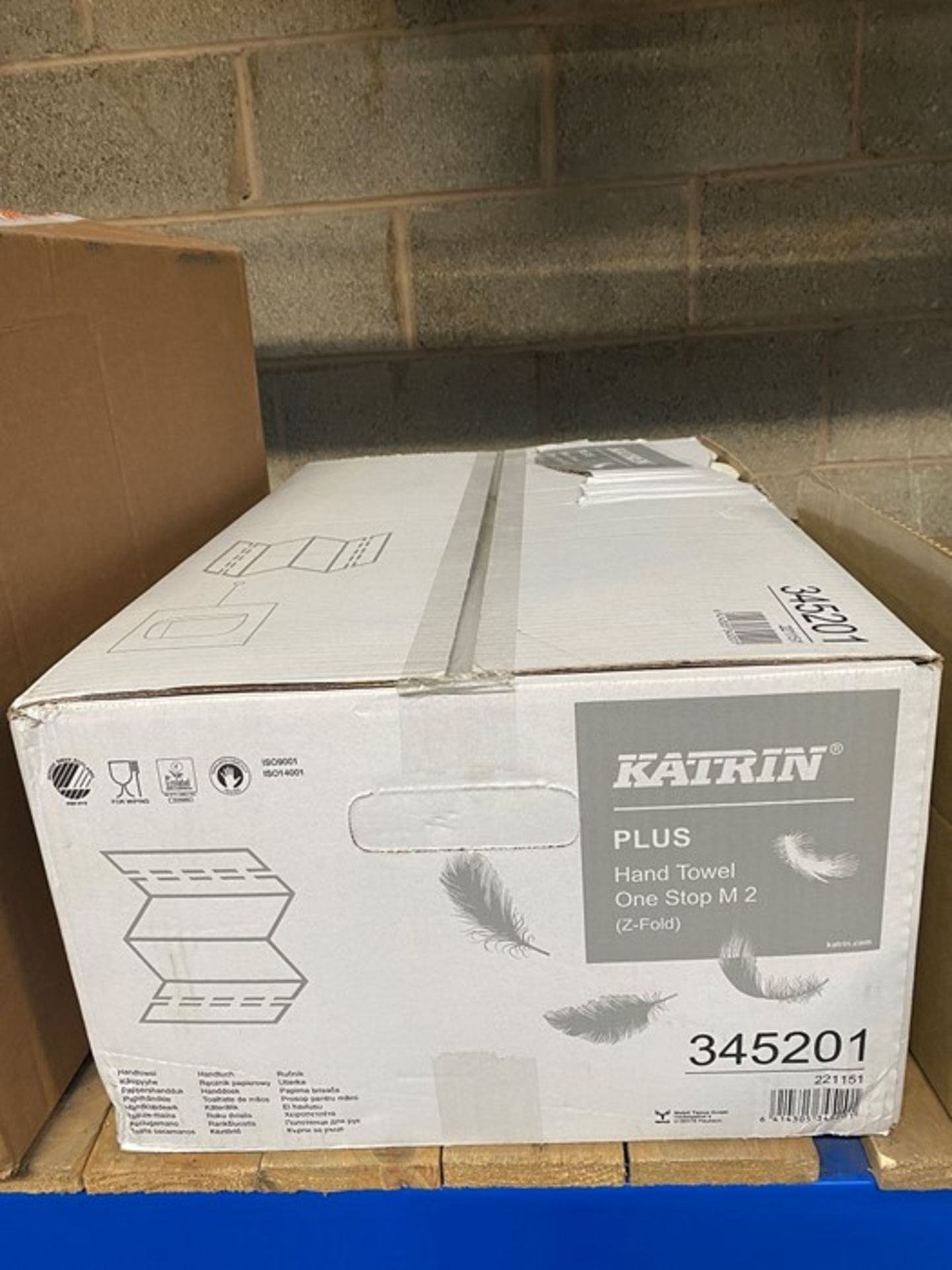 1 LOT TO CONTAIN 1 BOX OF Z-FOLD KATRIN HAND PAPER TOWELS QTY 21 PACKS