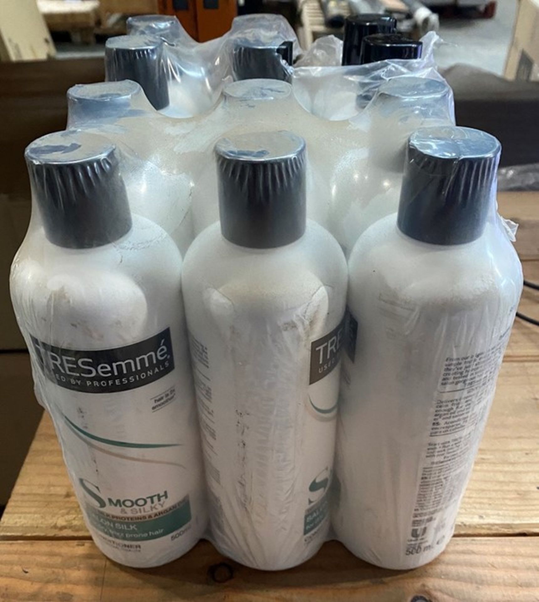 1 LOT TO CONTAIN 12 X TRESEMME SMOOTH SALON SILK CONDITIONER - 500ML