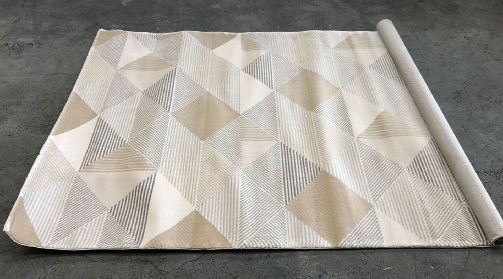 LA REDOUTE RETRO GEOMETRIC STYLE RUG - GREY/GOLD / SIZE: 160 X 230CM