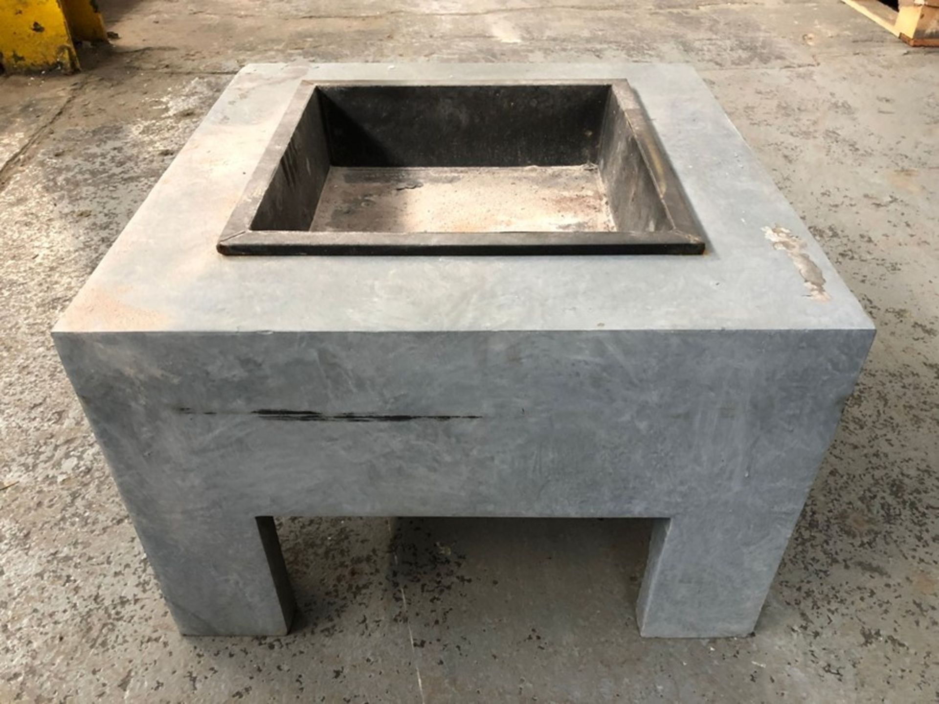 IVYLINE SQUARE FIREPIT IN GREY/BLACK