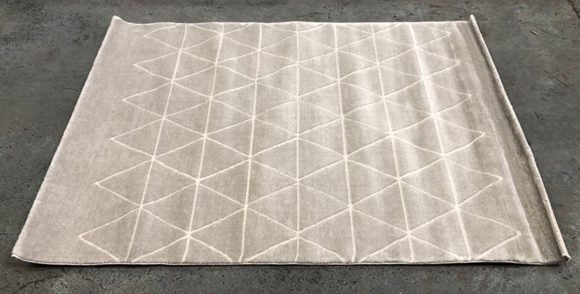 LA REDOUTE TRIANGLE GEOMETRIC PATTERNED RUG - GREY / SIZE: 120 X 170CM