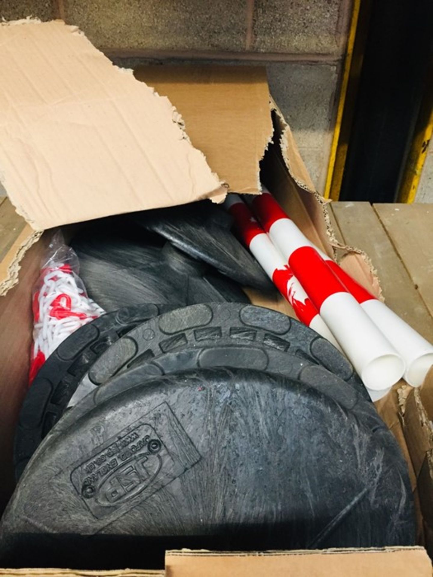 1 LOT TO CONTAIN A BOX OF RED AND WHITE SAFETY BOLLARDS WITH LINK CHAIN - L2