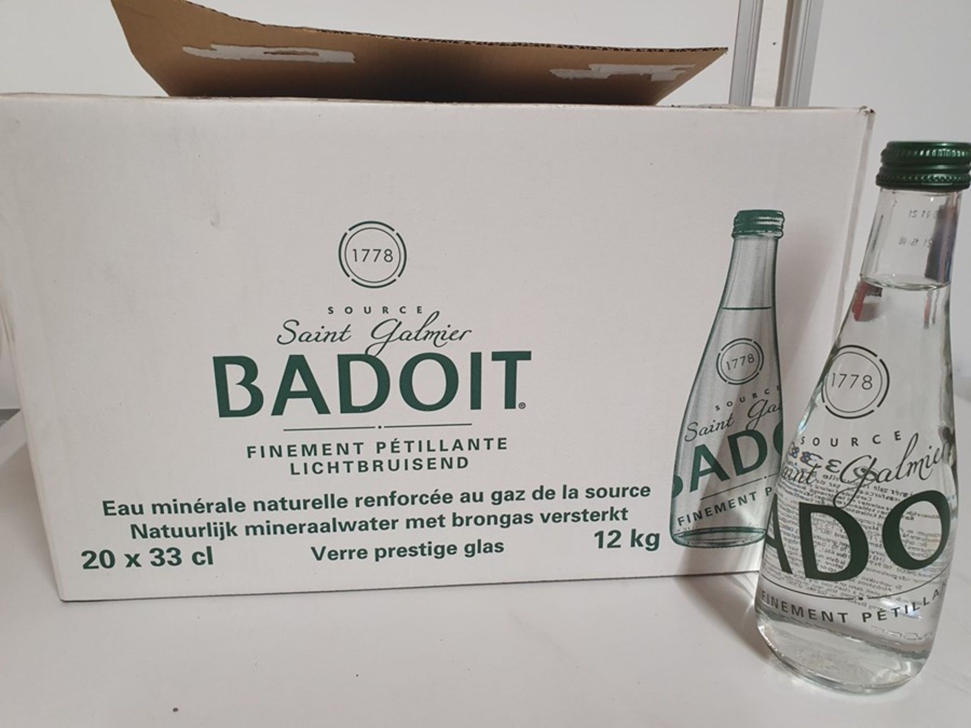 ONE LOT TO CONTAIN ONE BOX OF BADOIT NATURAL SPARKLING MINERAL WATER IN GLASS BOTTLES. 20 BOTTLES