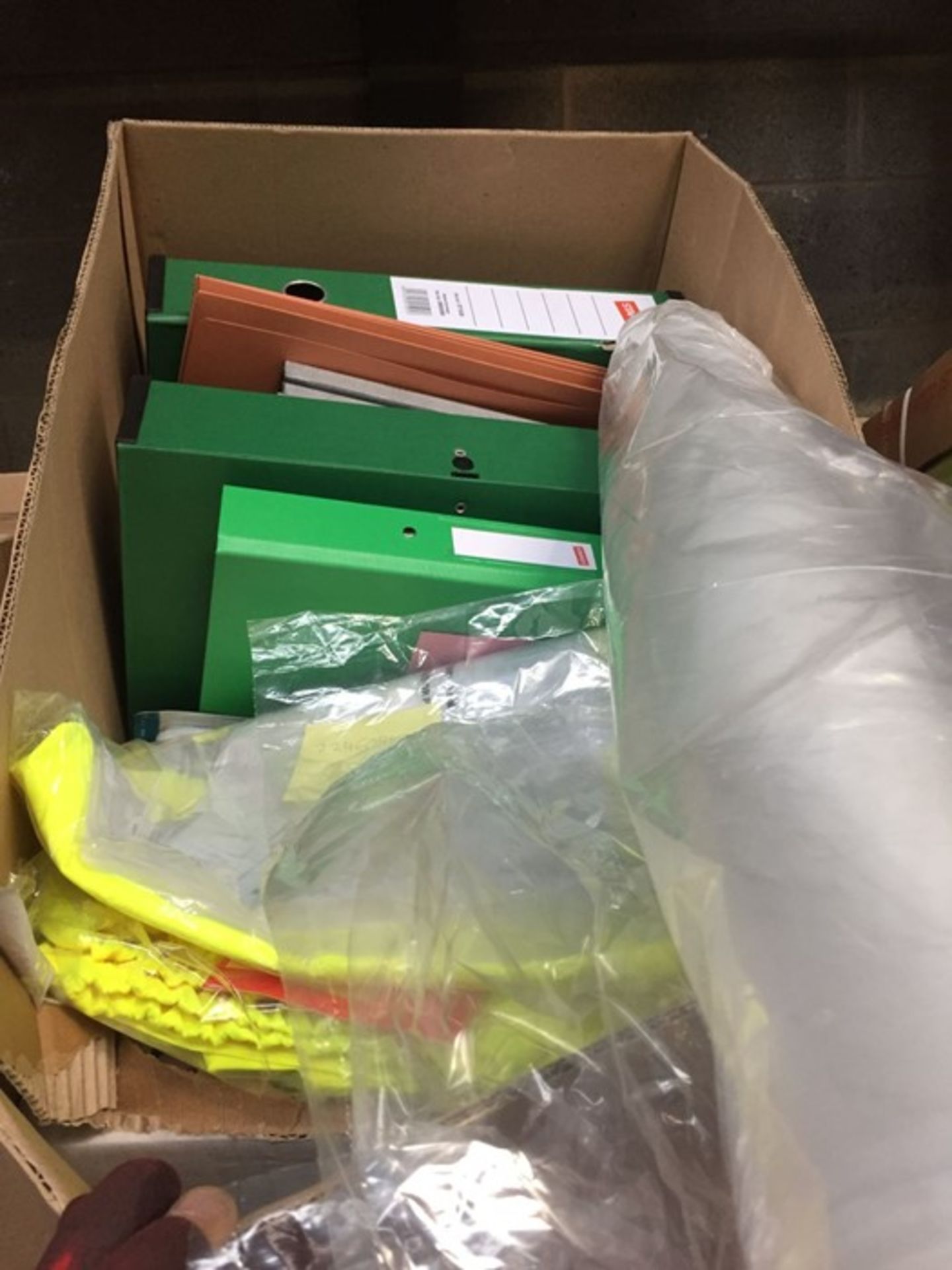 1 LOT TO CONTAIN AN ASSORTMENT OF OFFICE PRODUCTS - ITEMS TO INCLUDE NOTEPADS, OXFORD MATHEMATICS