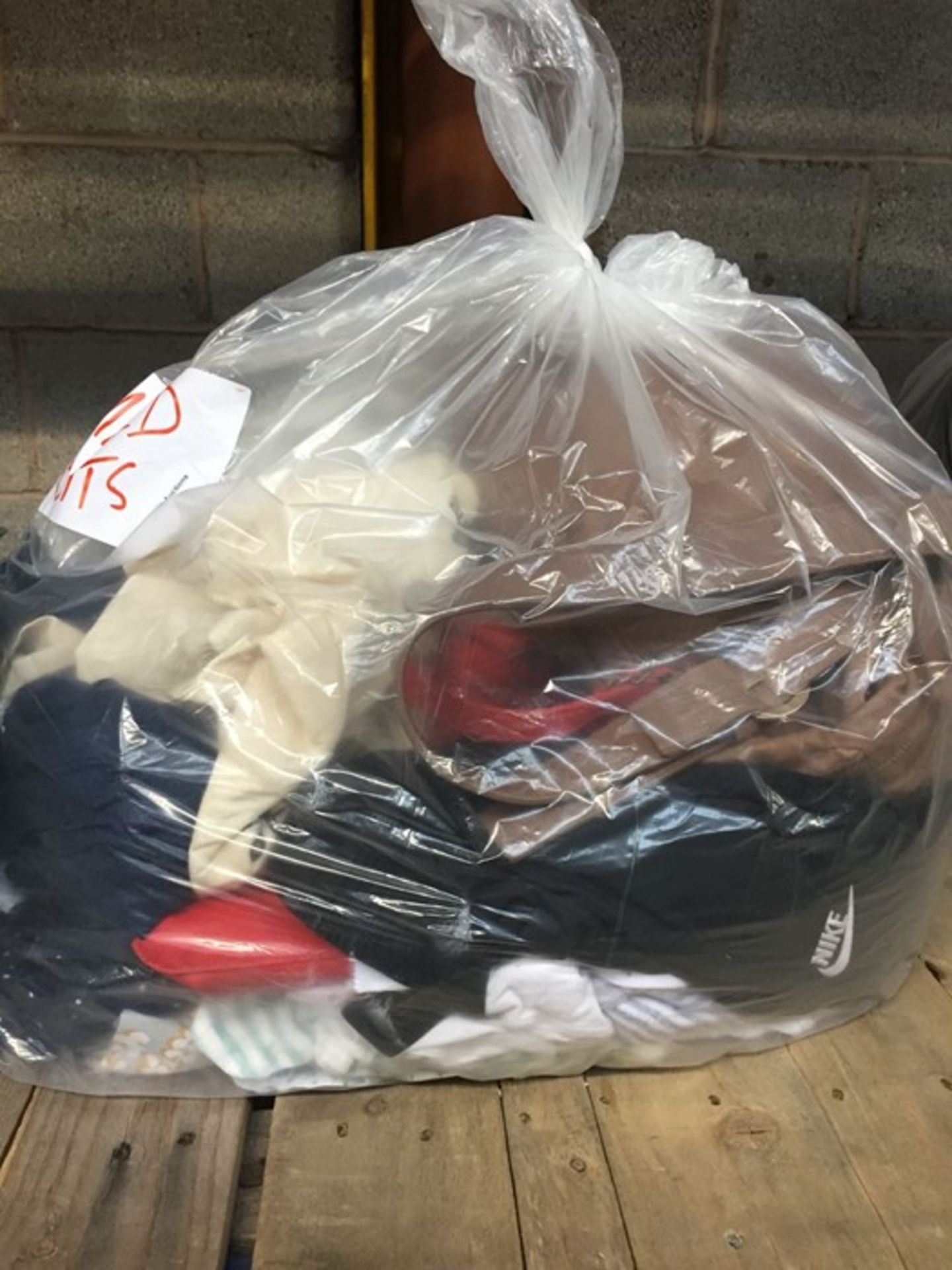 1 LOT TO CONTAIN AN ASSORTMENT OF APPROX 30 PIECES OF MIXED CLOTHING FROM LA REDOUTE