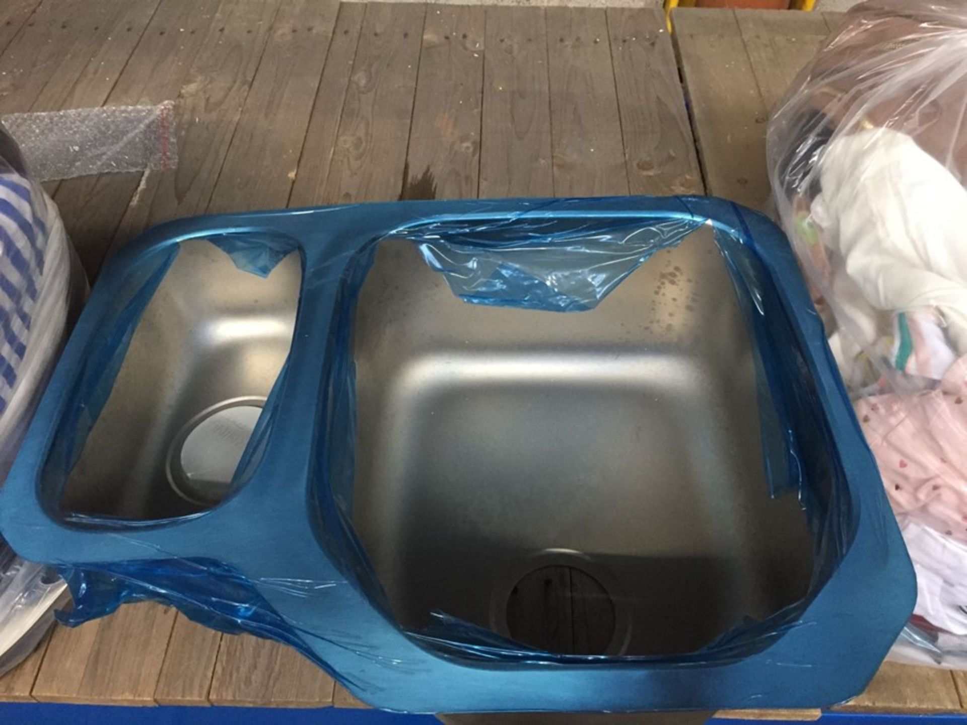 1 LOT TO CONTAIN A METAL SINK FROM LA REDOUTE