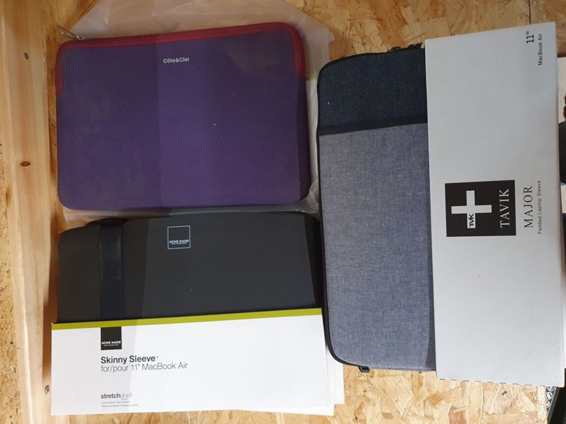ONE LOT TO CONTAIN AN ASSORTMENT OF 11" MAC BOOK AIR CASES. TEN (X10) ITEMS IN TOTAL: THREE TAVOK