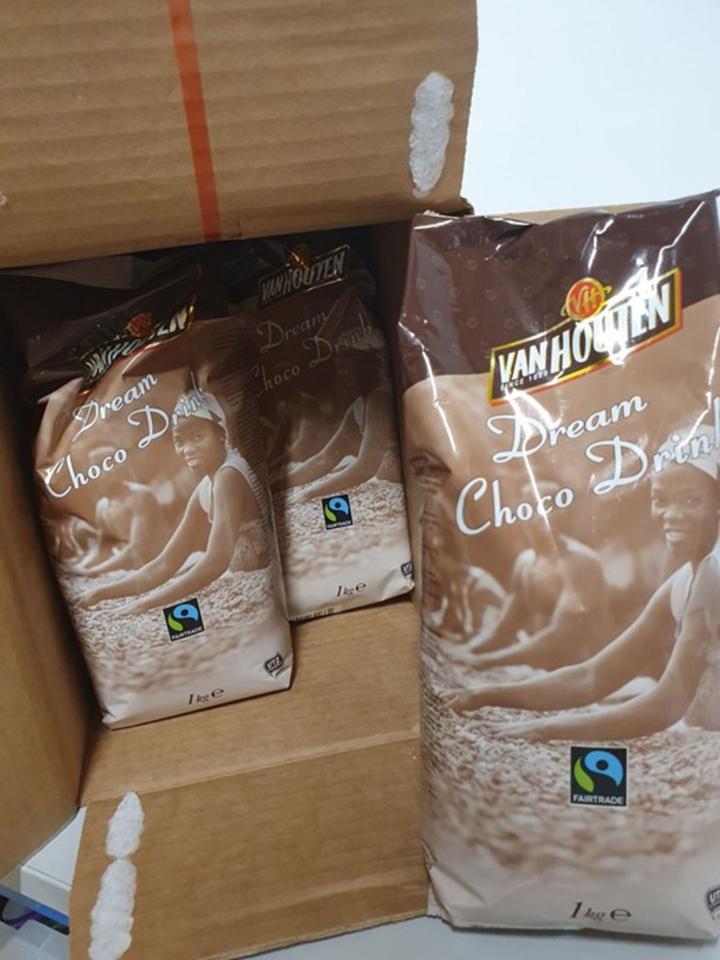 ONE LOT TO CONTAIN ONE BOX OF VAN HOUTEN DREAM HOT CHOCOLATE. 10 PACKS PER BOX, 1KG PER PACK. BEST