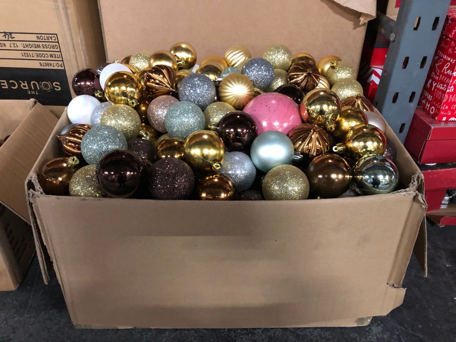 1 X BOX OF LOOSE CHRISTMAS BAUBLES (IMAGES ARE FOR ILLUSTRATION PURPOSES ONLY - WE DO NOT TEST