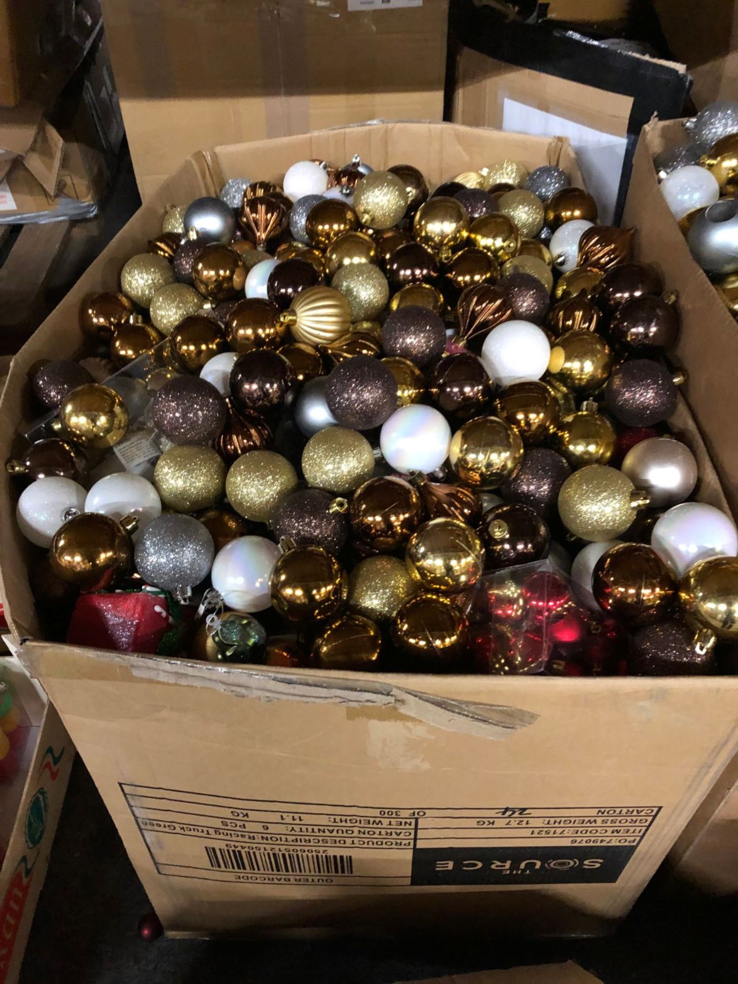 1 X VERY LARGE BOX OF LOOSE CHRISTMAS BAUBLES (IMAGES ARE FOR ILLUSTRATION PURPOSES ONLY - WE DO NOT