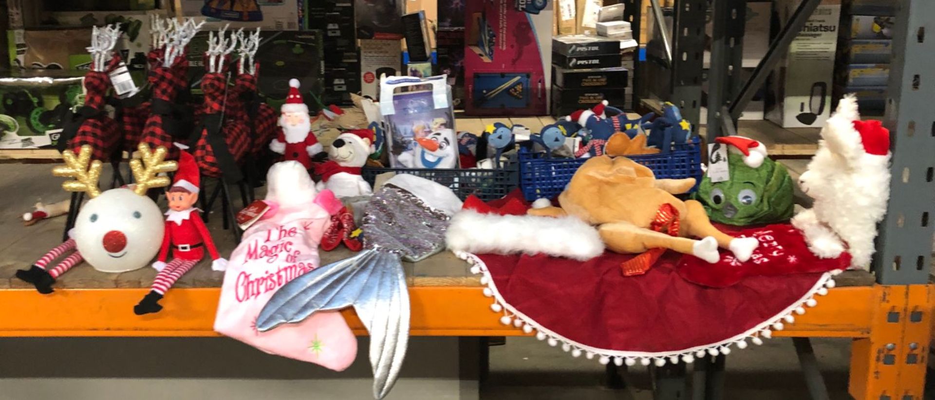 1 X LARGE ASSORTMENT OF CHRISTMAS GOODS / INCLUDING TABLE RIENDEERS, STOCKINGS, SOFT TOYS AND MORE