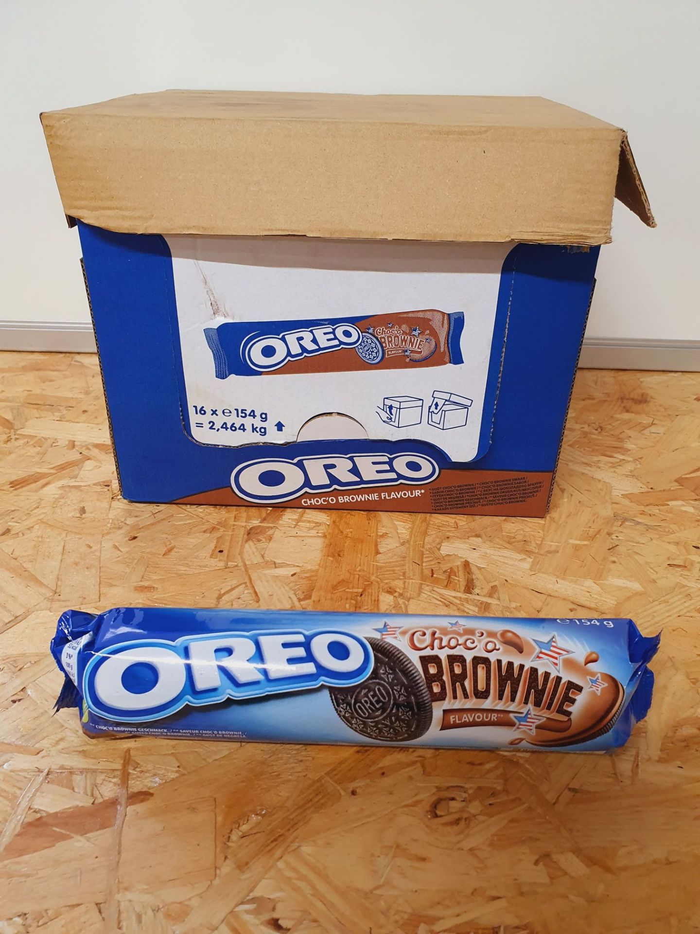 ONE LOT TO CONTAIN ONE BOX OF OREO CHOCOLATE BROWNIE COOKIES. 16 PACKS IN BOX, EACH PACK 154G. BEST