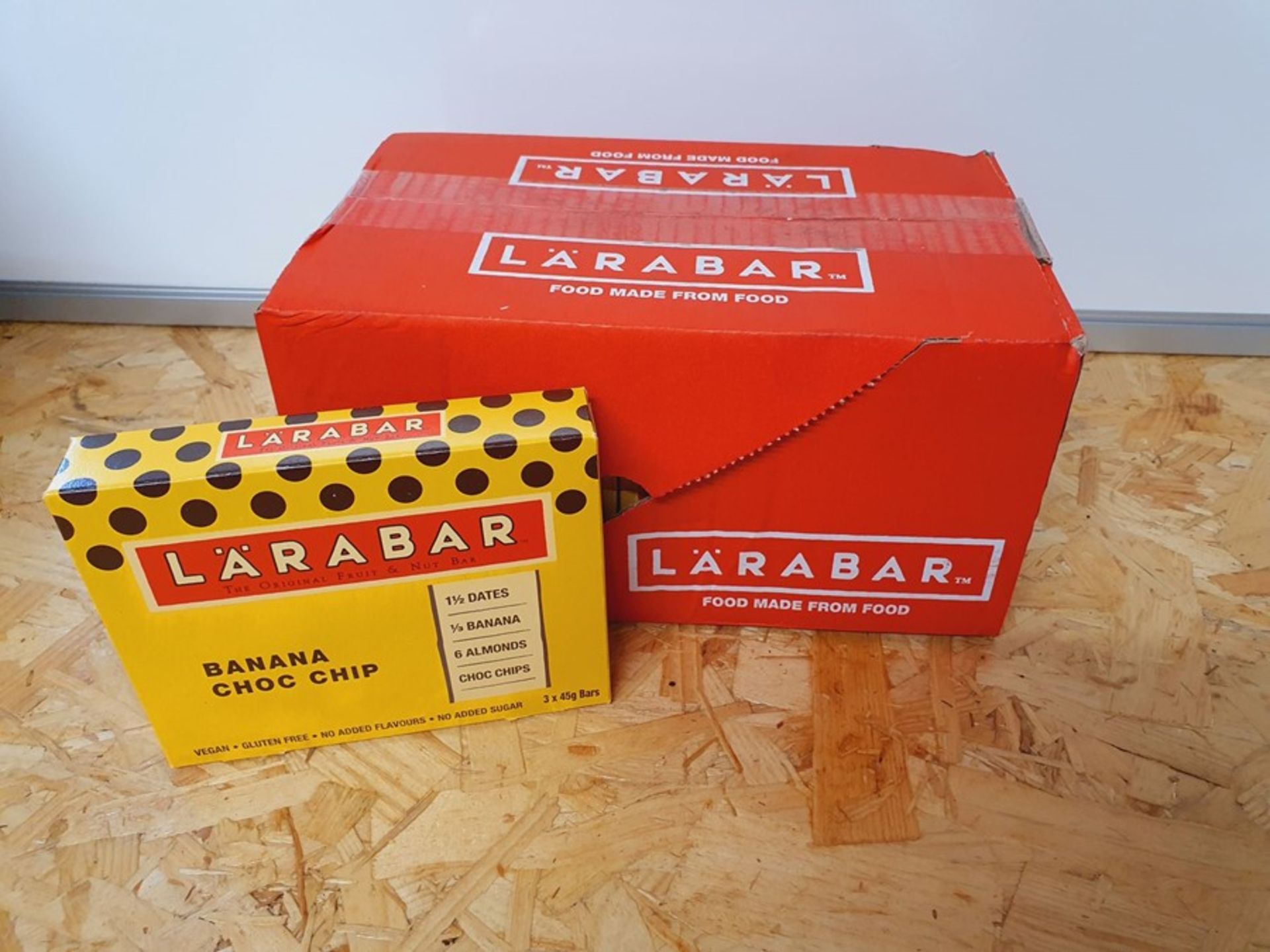 ONE LOT TO CONTAIN LARABAR BANANA CHOC CHIP BARS. 3 BARS PER PACK, 9 PACKS PER BOX (27 BARS PER LOT)