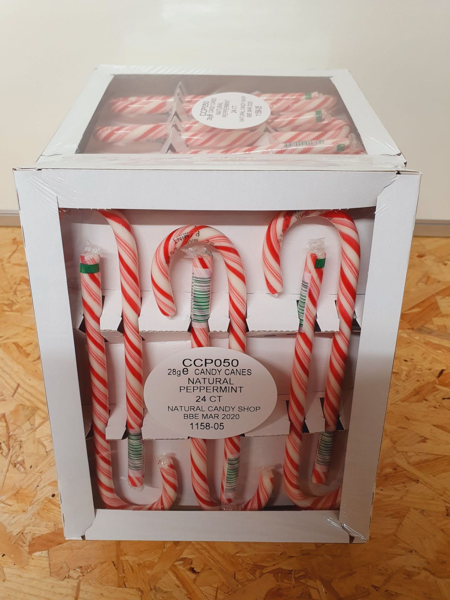 ONE LOT TO CONTAIN FOUR X4 PACKS OF CANDY CANES. 24 IN EACH BOX, 96 PER LOT. BEST BEFORE MARCH 2020