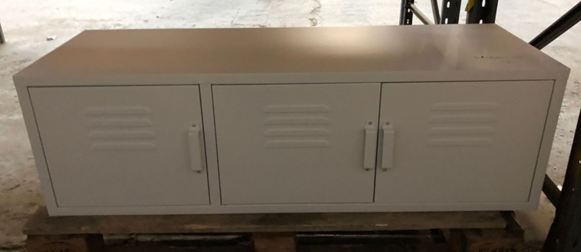 LA REDOUTE HIBA MATTE WHITE INDUSTRIAL STYLE TV UNIT WITH 3 DOORS - Image 2 of 2