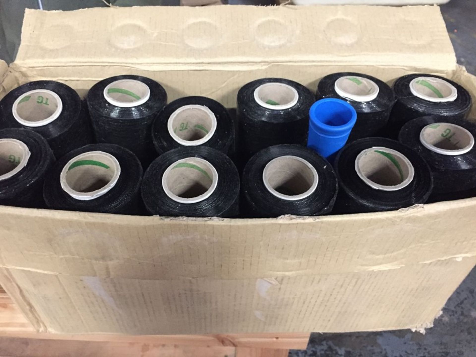 1 LOT TO CONTAIN A BOX OF 24 MINI BLACK SHRINK WRAP ROLLS WITH HAND DISPENSERS - L4