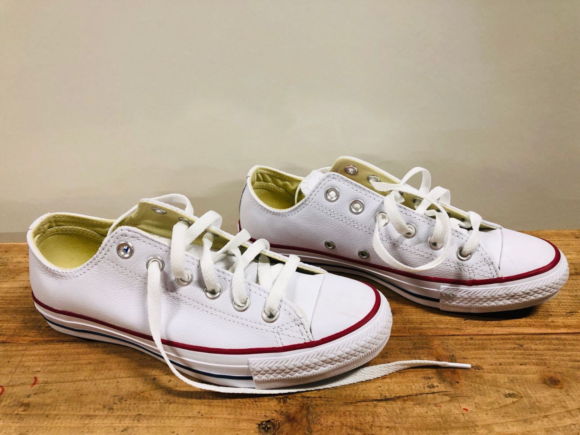 1 X PAIR OF UNISEX CONVERSE CHUCK TAYLOR ALL STAR OX LEATHER LOW TOP TRAINERS / SIZE: UK (MENS - 8)