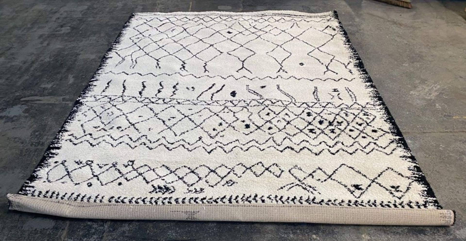 LA REDOUTE AFAW XXL BERBER-STYLE RUG/ SIZE 240X330CM