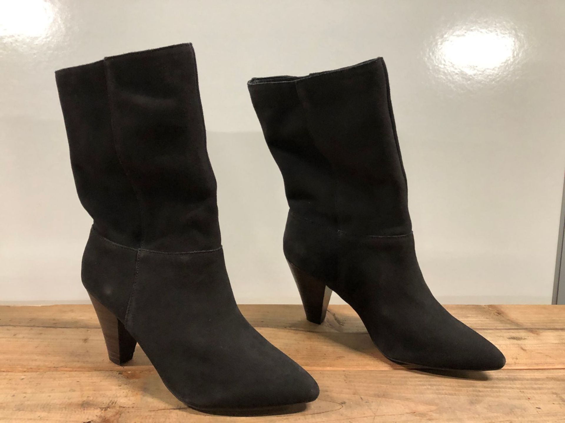 1 X PAIR OF LA REDOUTE COLLECTIONS SUEDE BOOTS / SIZE: 5.75 UK