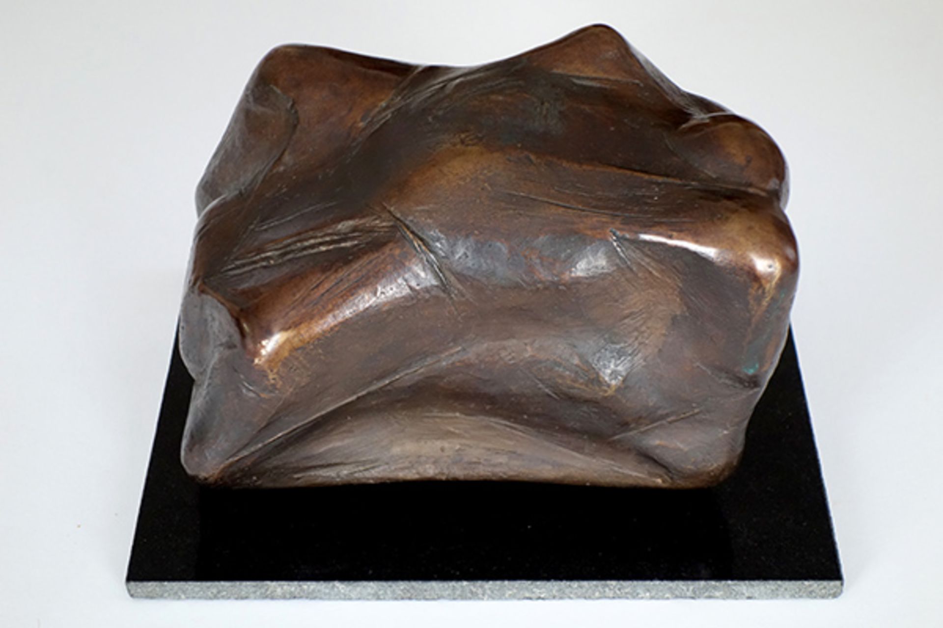 Kuhrt, Rolf Bronze patiniert, 13,2 x 19,5 x 11 cm Wolke Sieben (2000) Auf der Unterseite - Bild 3 aus 4