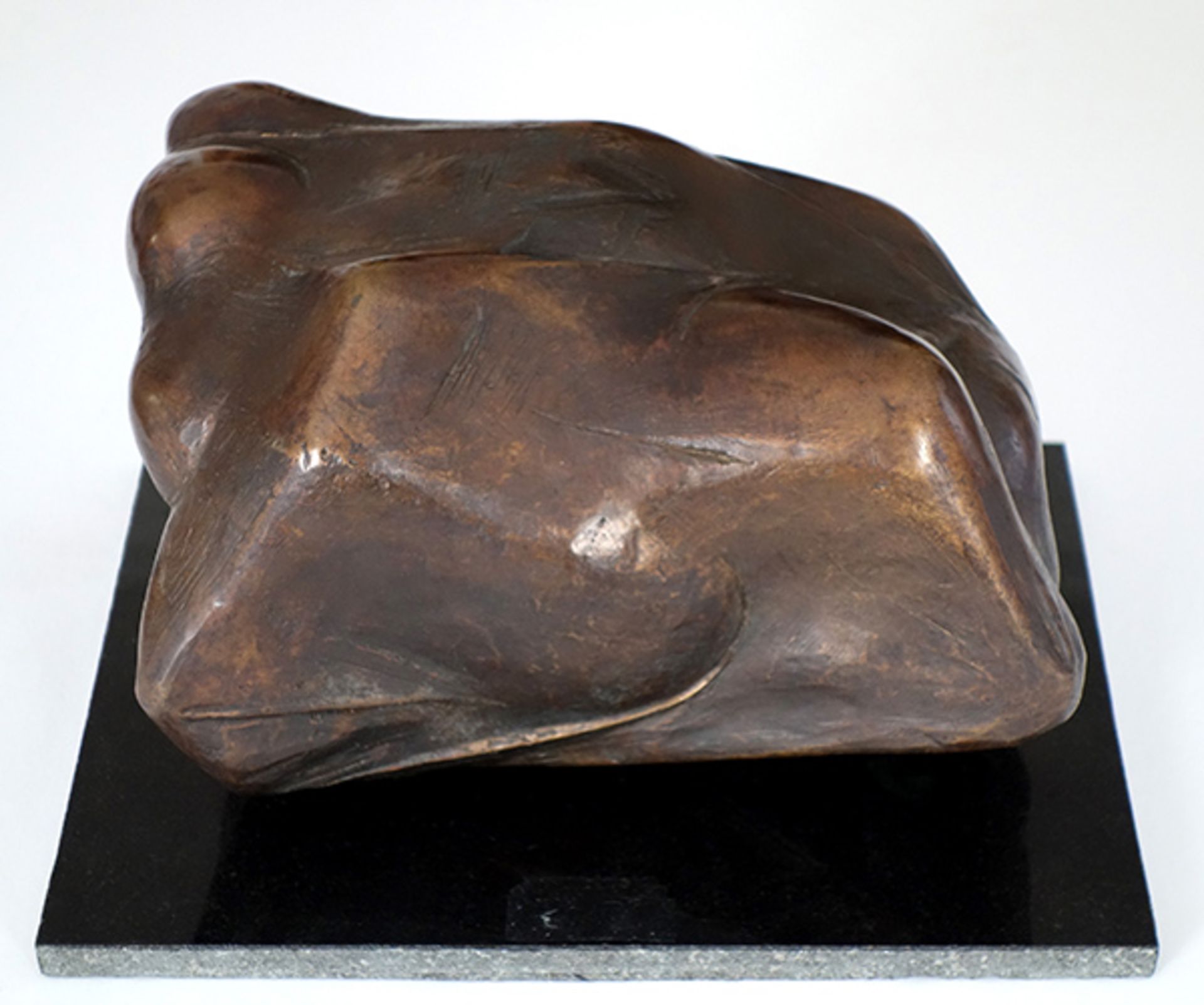 Kuhrt, Rolf Bronze patiniert, 13,2 x 19,5 x 11 cm Wolke Sieben (2000) Auf der Unterseite