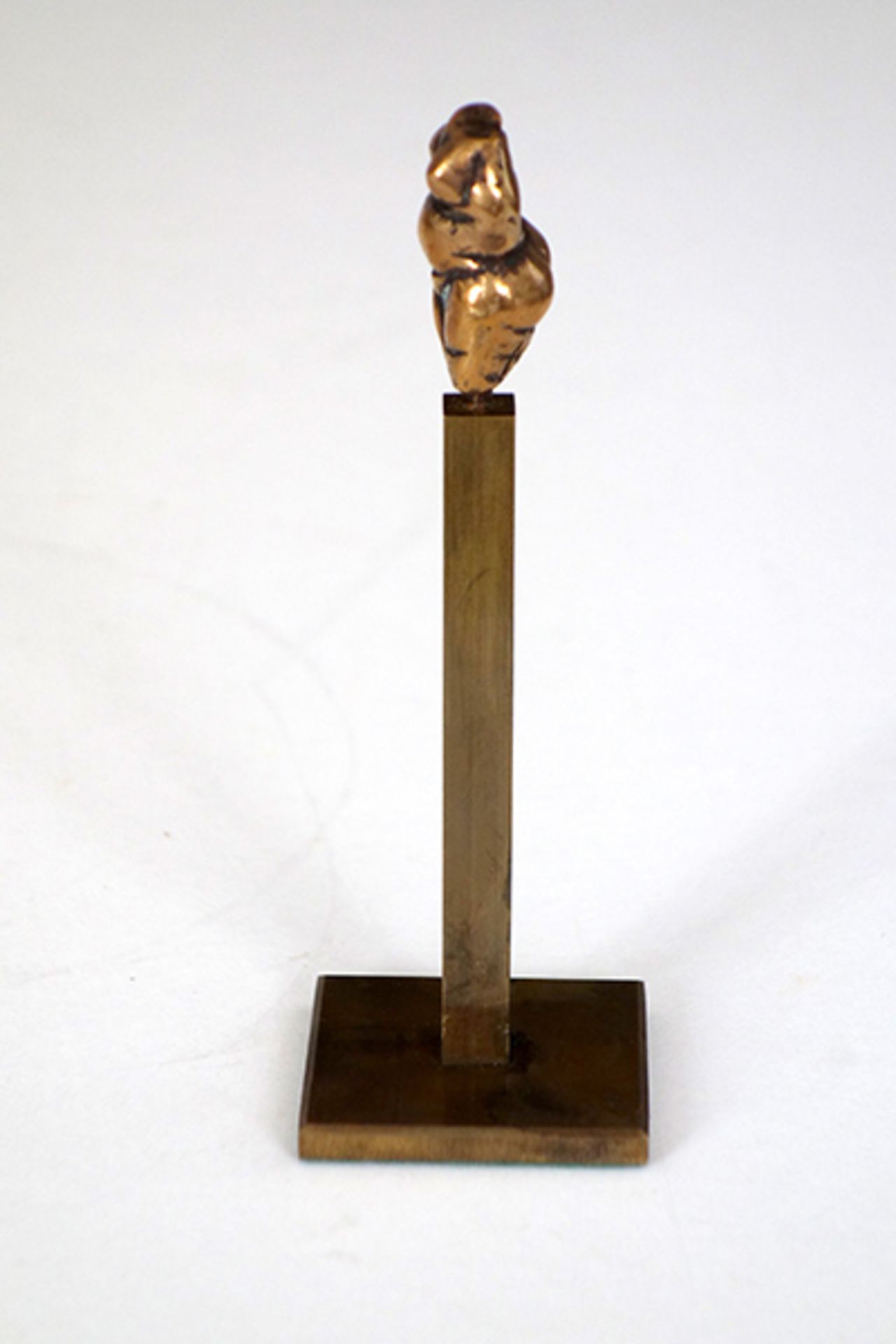 Kuhrt, Rolf Bronze, 3 x 1,5 x 1 cm Kleine Venus von Mecklenburg (2010) Verso monogrammiert ( - Bild 2 aus 4