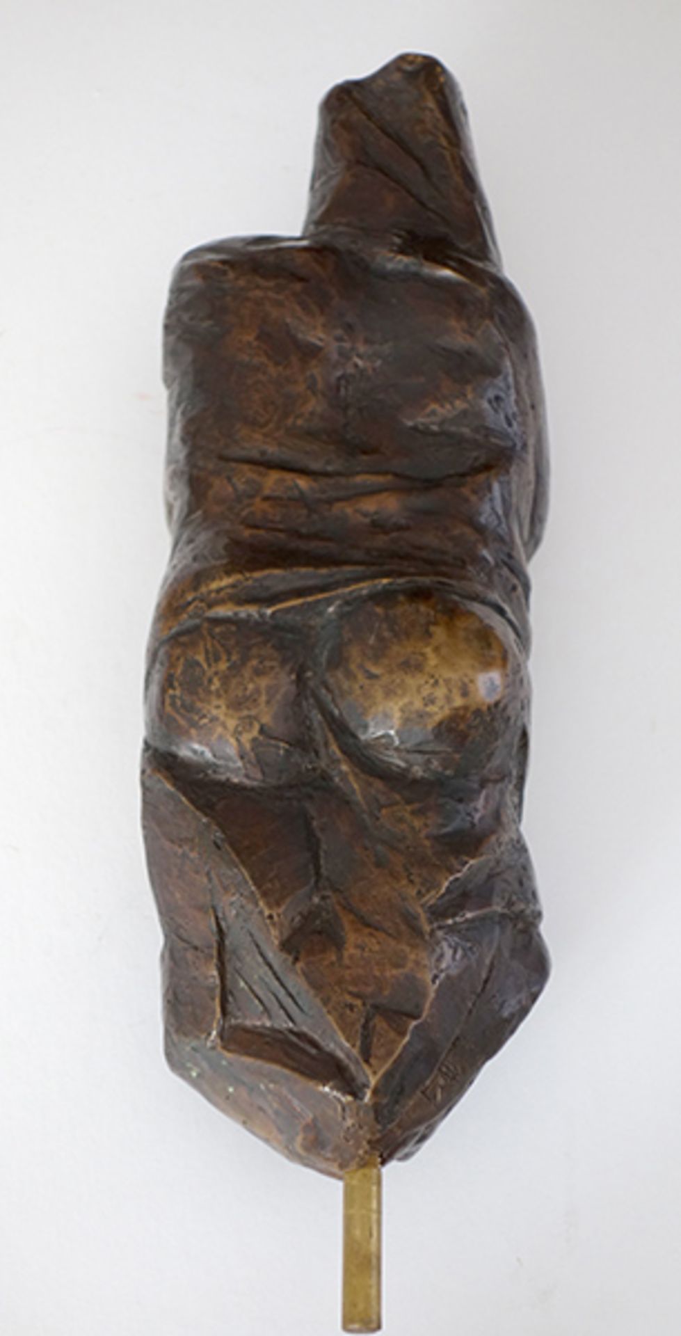 Kuhrt, Rolf Bronze patiniert, 35 x 11 x 8 cm Verhüllter Torso (2008) Auf der Unterseite - Bild 2 aus 2