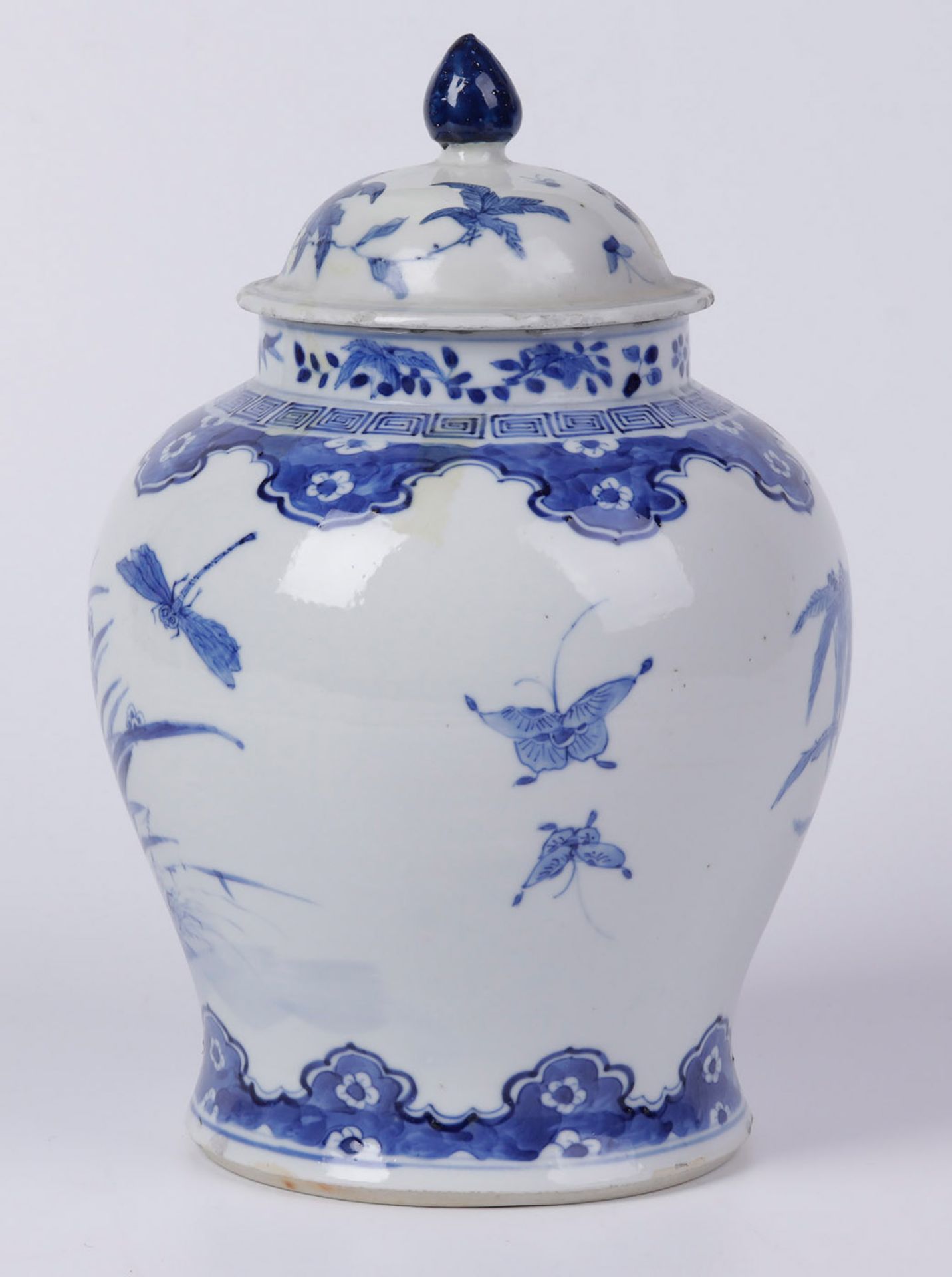 Deckelvase China 18. Jh., Kang Hsi, Blaudekor mit Blumen und Insekten - Image 2 of 3