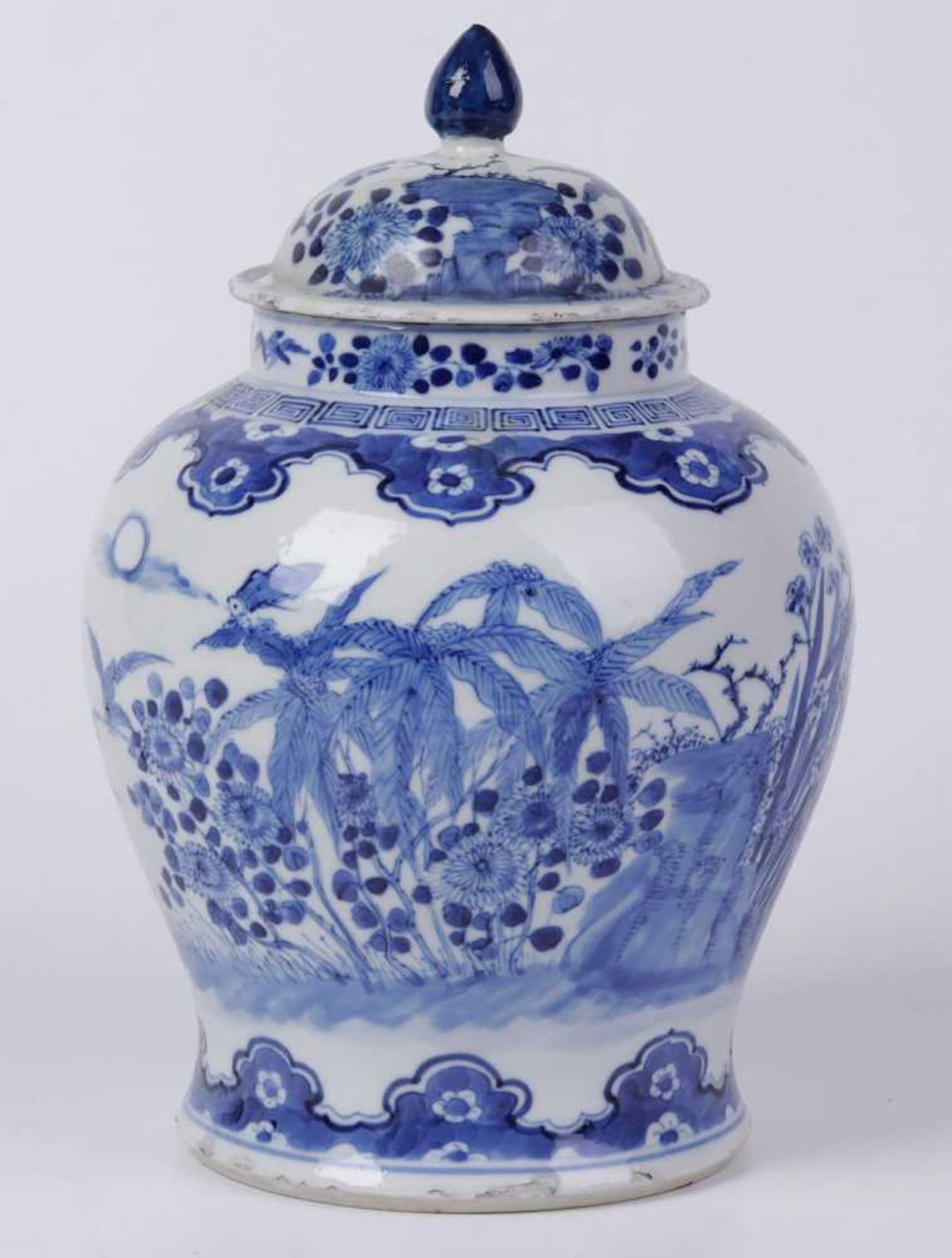 Deckelvase China 18. Jh., Kang Hsi, Blaudekor mit Blumen und Insekten