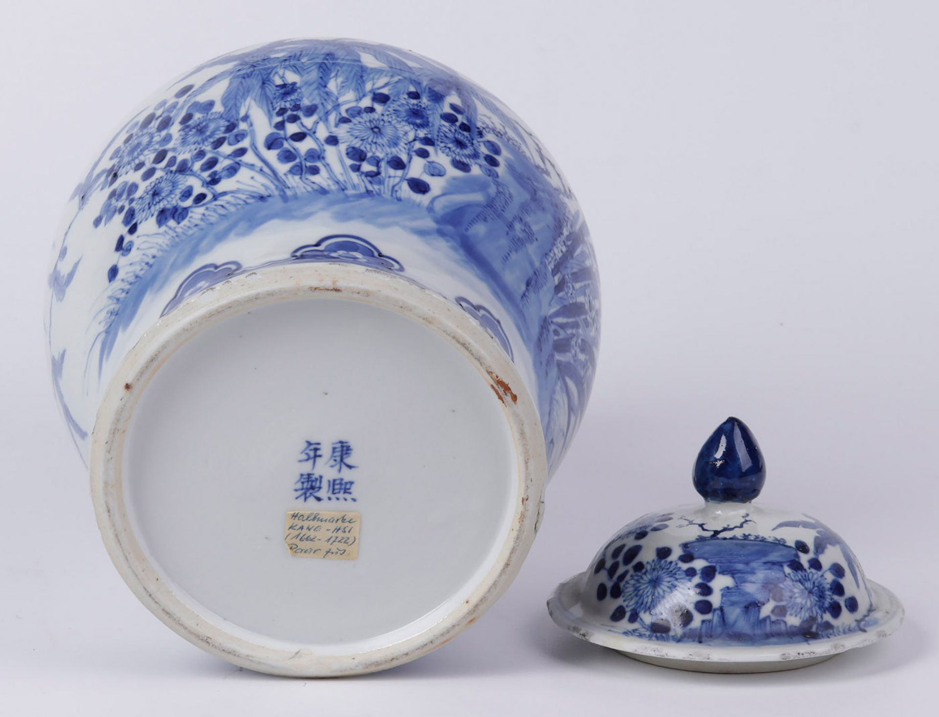 Deckelvase China 18. Jh., Kang Hsi, Blaudekor mit Blumen und Insekten - Image 3 of 3