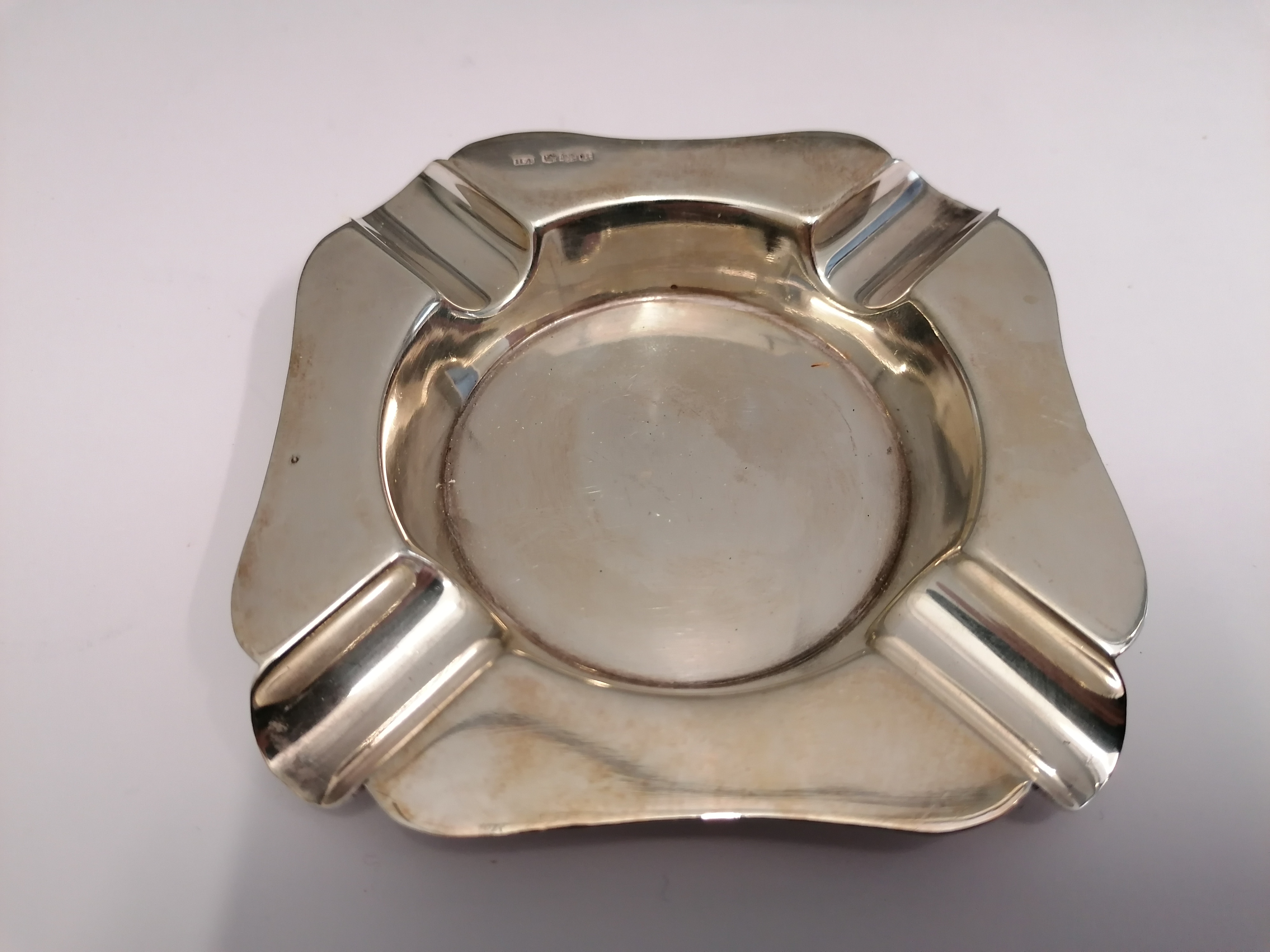 A Sheffield silver ash tray dated 1944. 10 cm in width. Approximately 94g