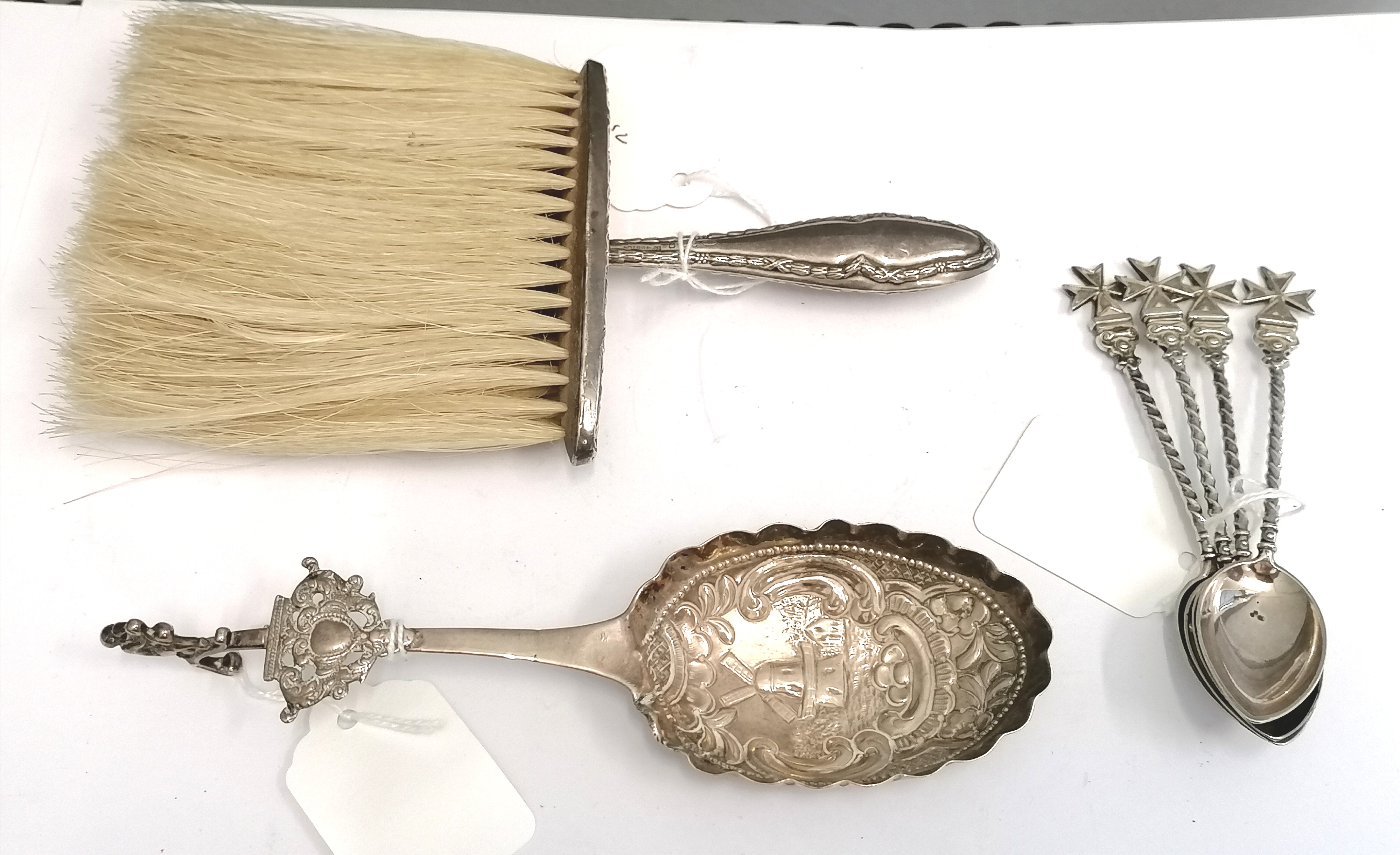 A miscellaneous lot to include a set of four silver 925 teaspoons, a silver Dutch spoon and a silver