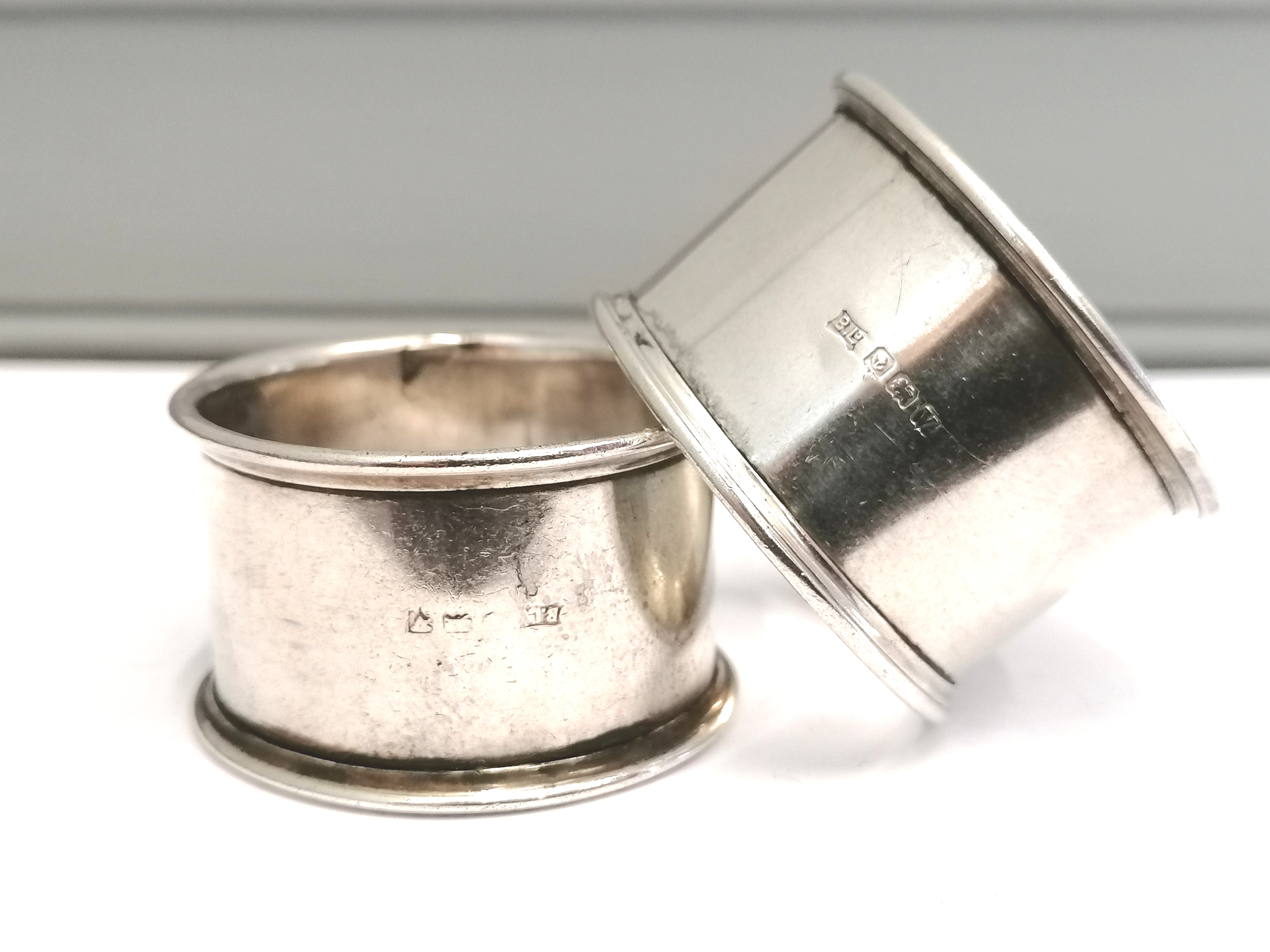 A pair of Bishton’s Ltd of Birmingham silver napkin rings dated 1945. Approximately 45g