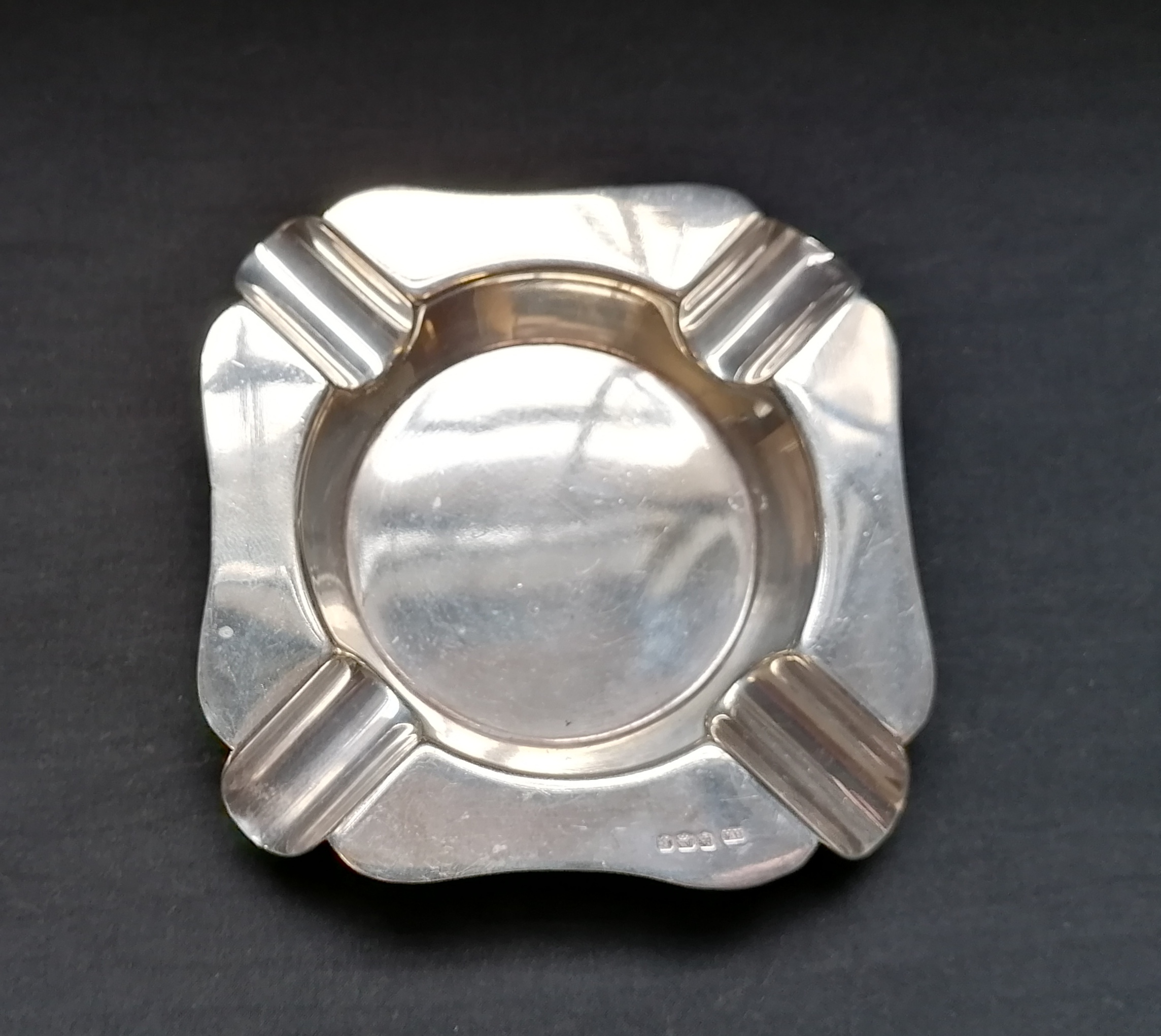 A Sheffield silver ash tray dated 1944. 10cm in width. 94g approximately.