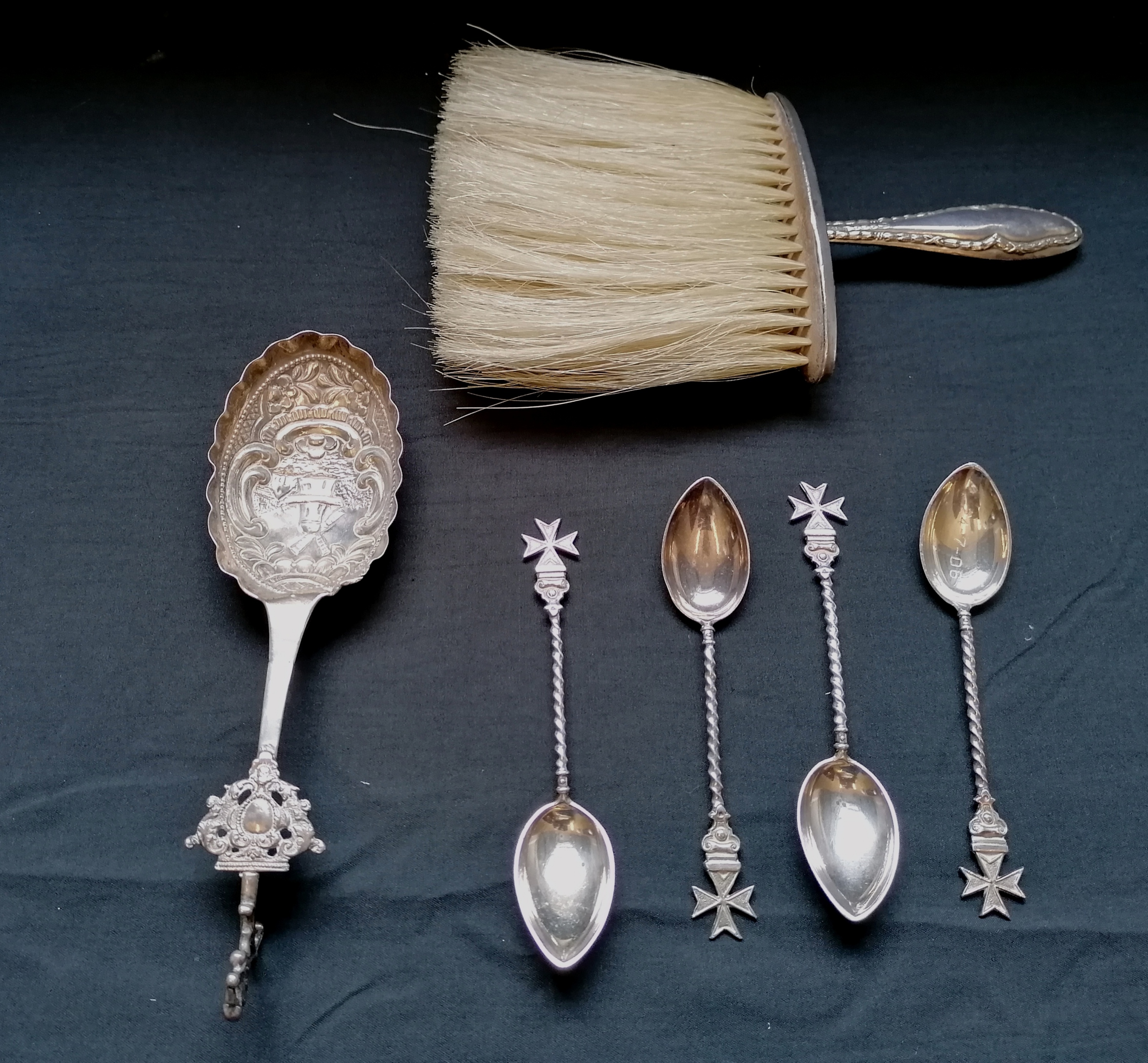 A miscellaneous lot to include a set of four silver 925 teaspoons, a silver Dutch spoon and a silver