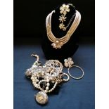 A collection of miscellaneous costume jewellery.